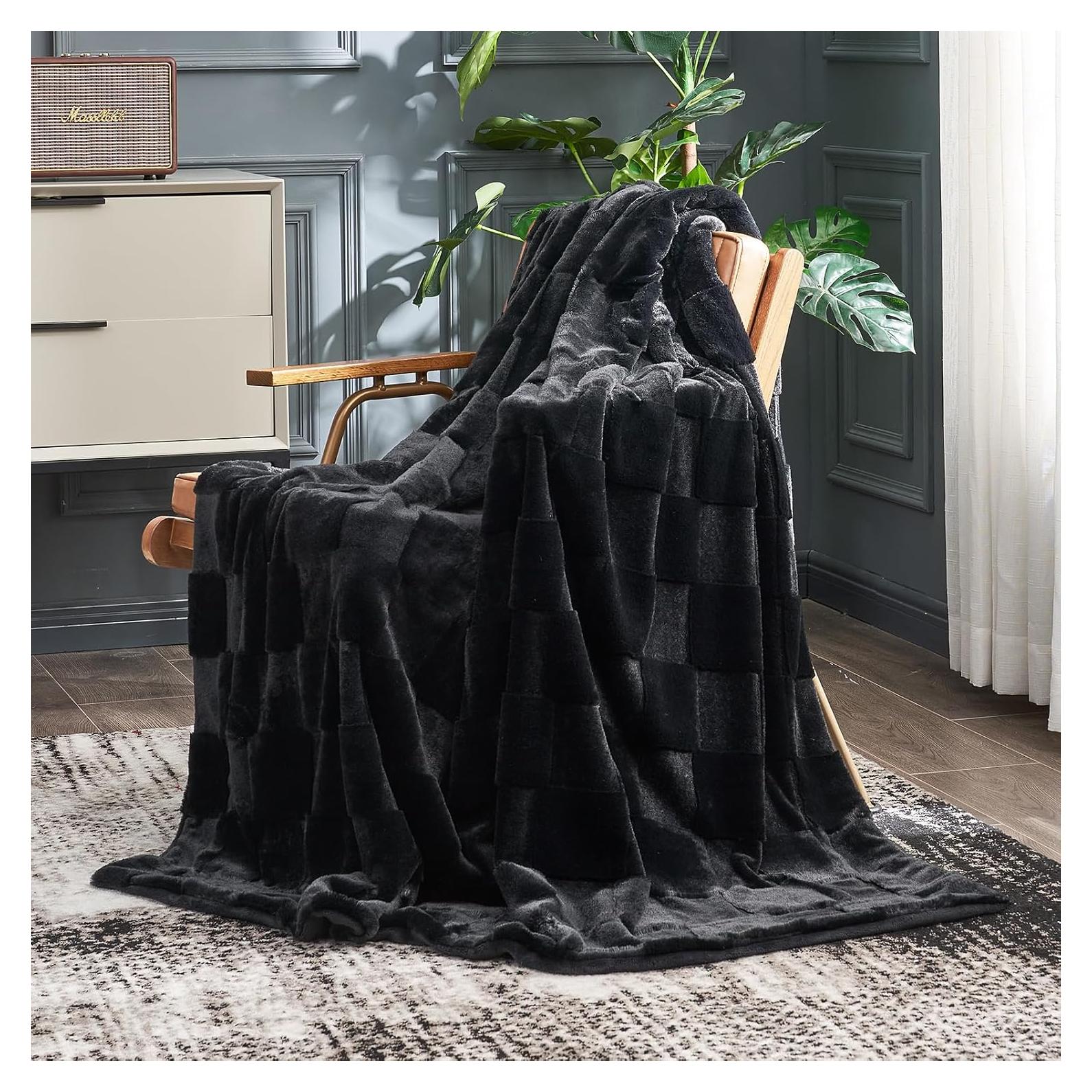 Manta Cozy Bliss de Piel Falsa a Cuadros Negra 127x152 cm