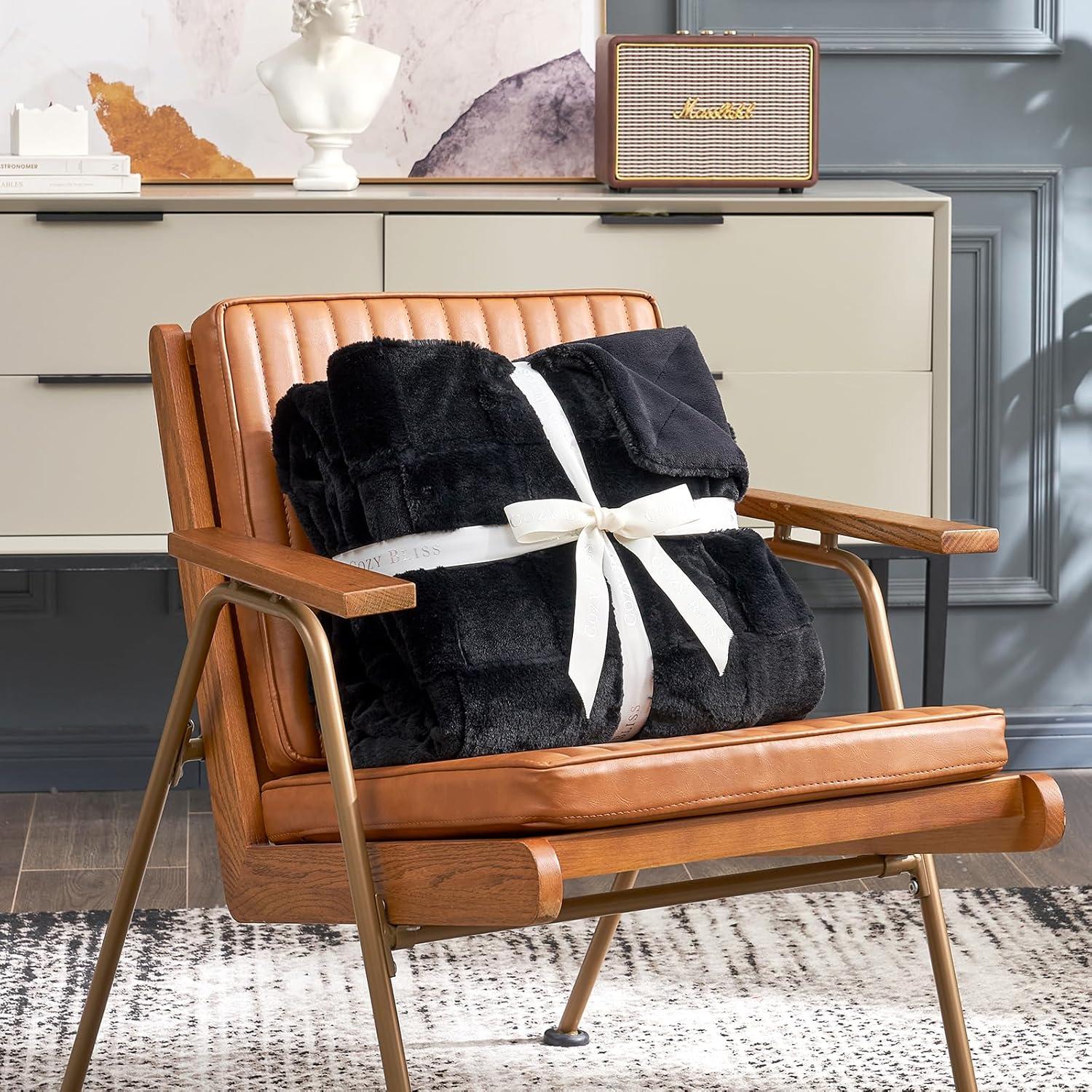 Manta Cozy Bliss de Piel Falsa a Cuadros Negra 127x152 cm