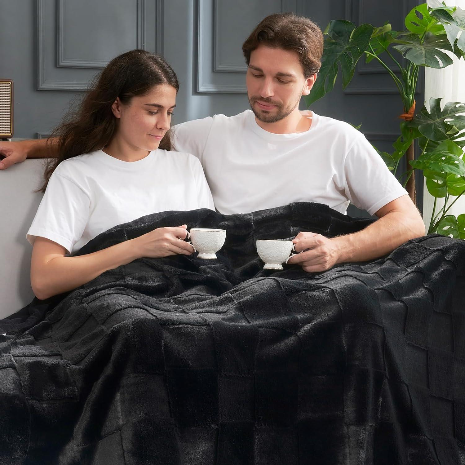 Manta Cozy Bliss de Piel Falsa a Cuadros Negra 127x152 cm