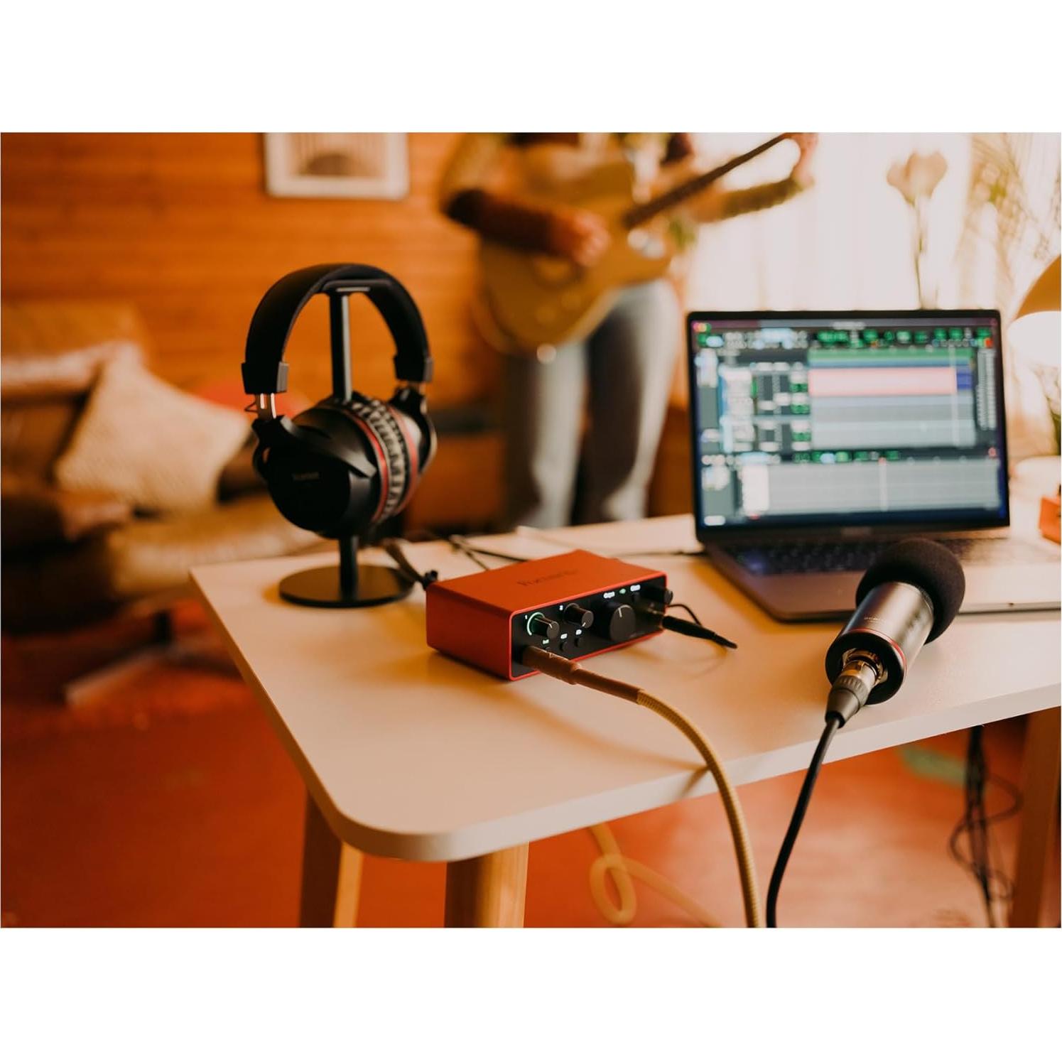 Interfaz de Audio USB Focusrite Scarlett Solo 4ta Gen + Auriculares + Cable XLR 7.62m