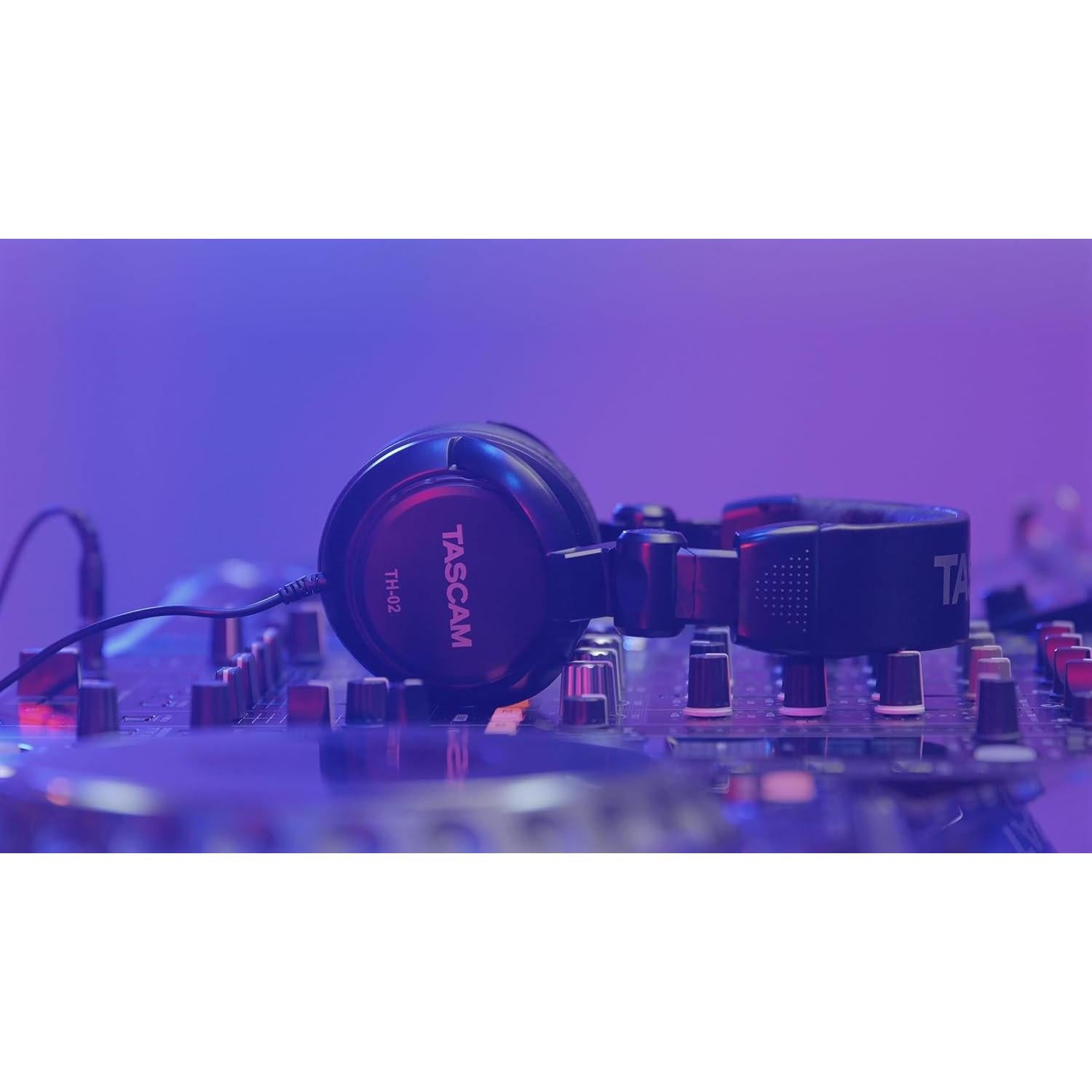 Auriculares de Estudio Tascam TH-02 con Cable, Plegables, 0.46 kg