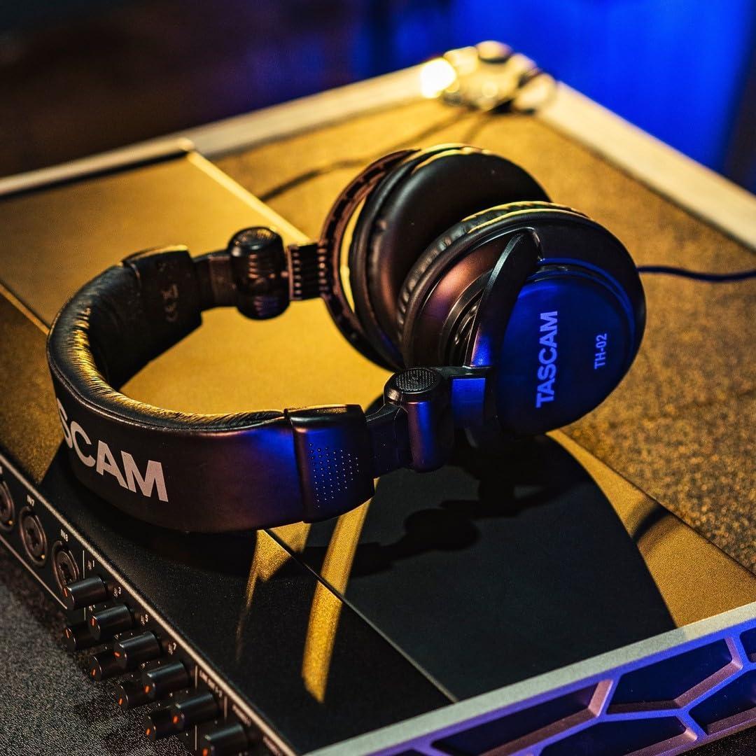 Auriculares de Estudio Tascam TH-02 con Cable, Plegables, 0.46 kg