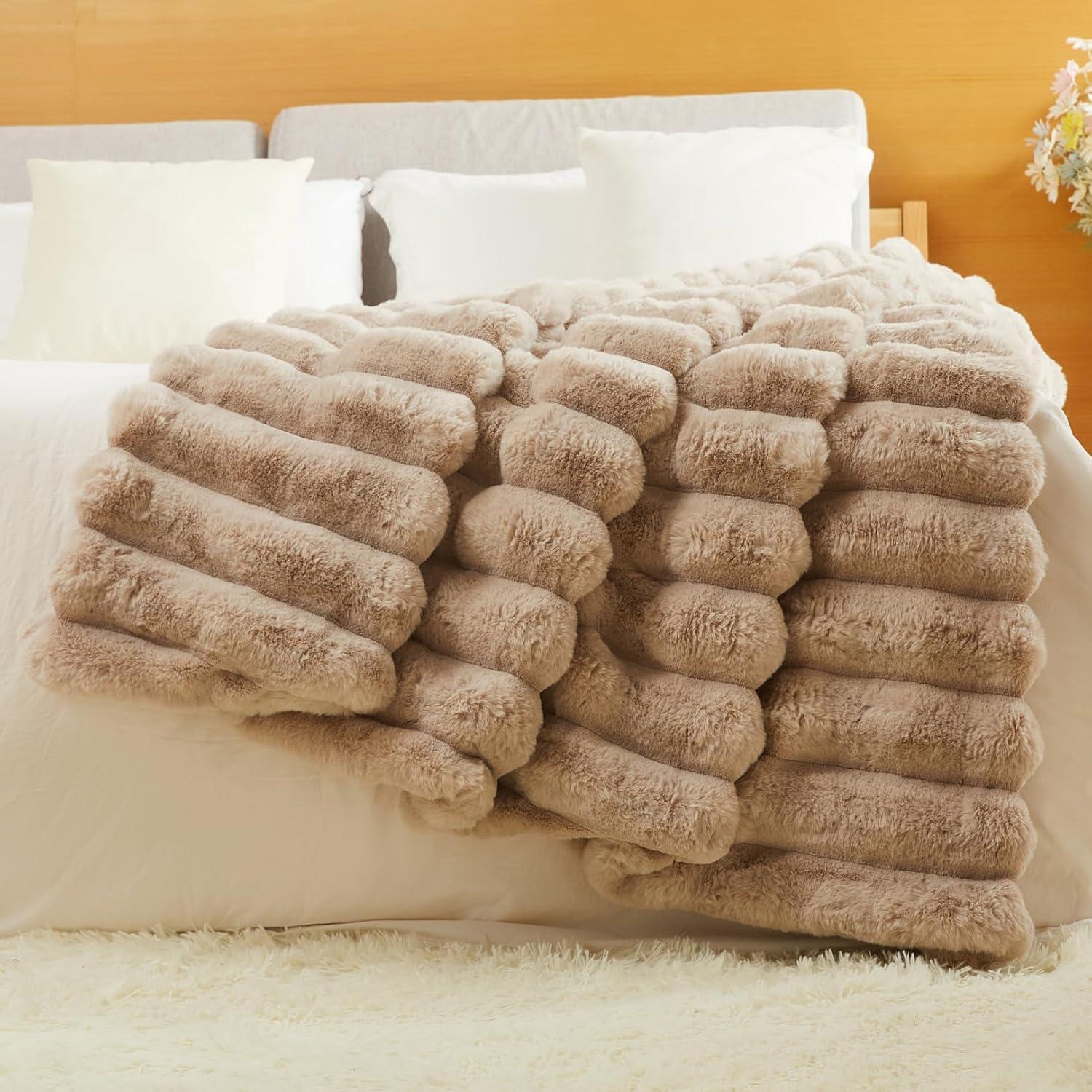 Manta de Piel Sintética LuxeComfort 127x152 cm Piedra de Playa