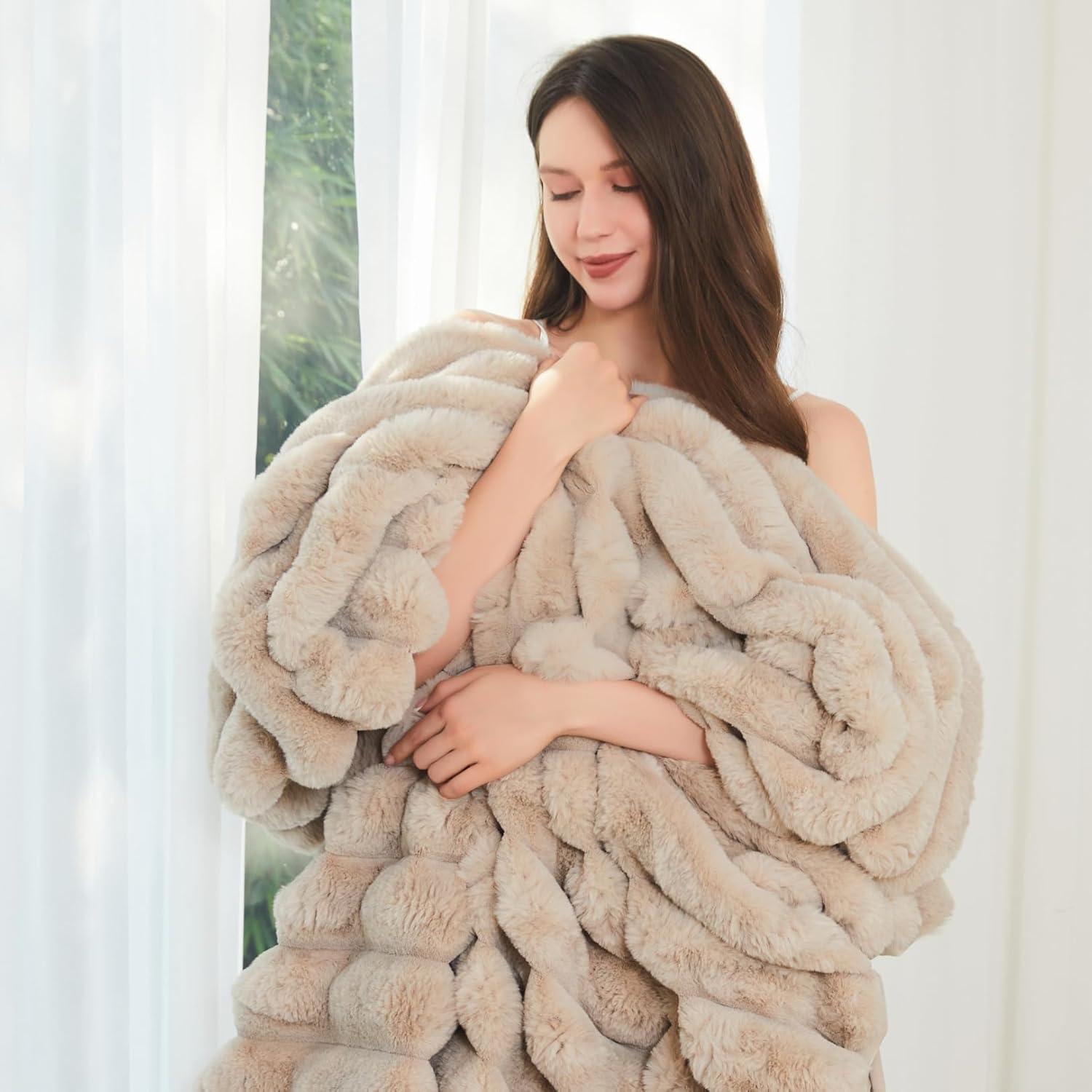 Manta de Piel Sintética LuxeComfort 127x152 cm Piedra de Playa