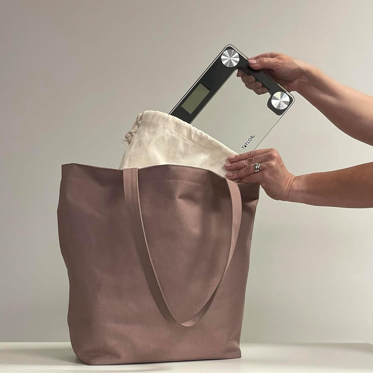 Báscula Digital Compacta Taylor 181 kg con Tote de Viaje