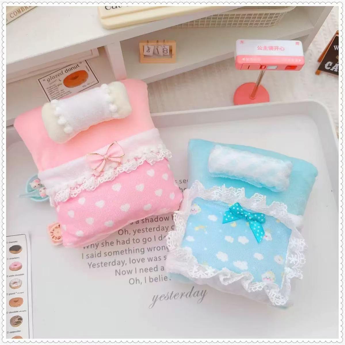 Cama de Muñeca Azul VVQUI 17cm con Bordes de Encaje