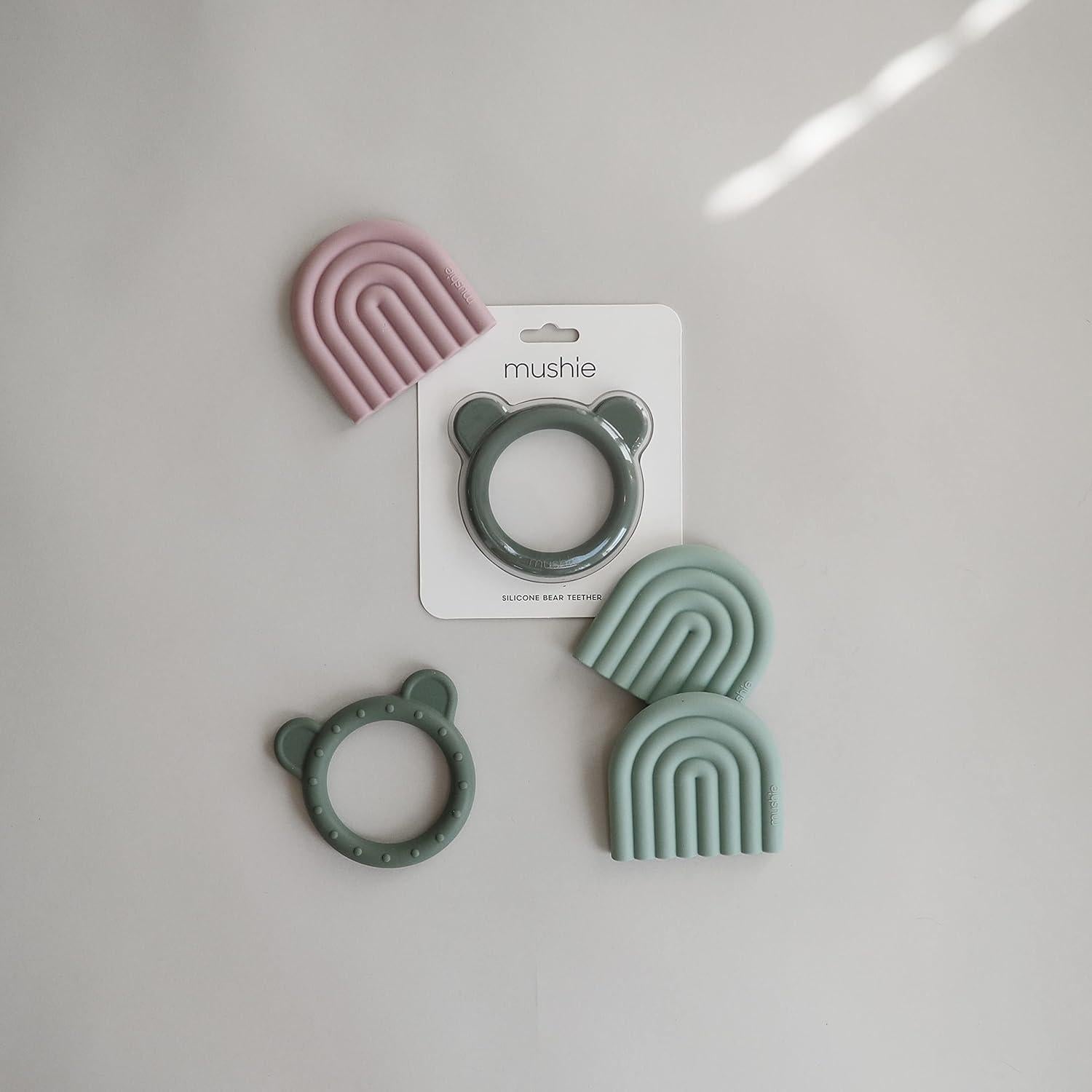 Mordedor de silicona Mushie arcoíris azul cambridge 8.56 cm