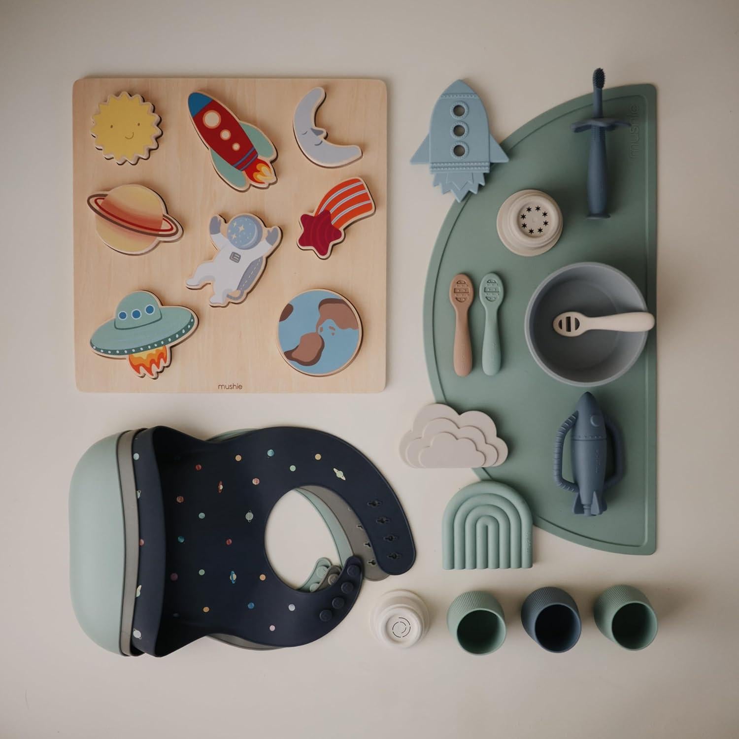 Mordedor de silicona Mushie arcoíris azul cambridge 8.56 cm