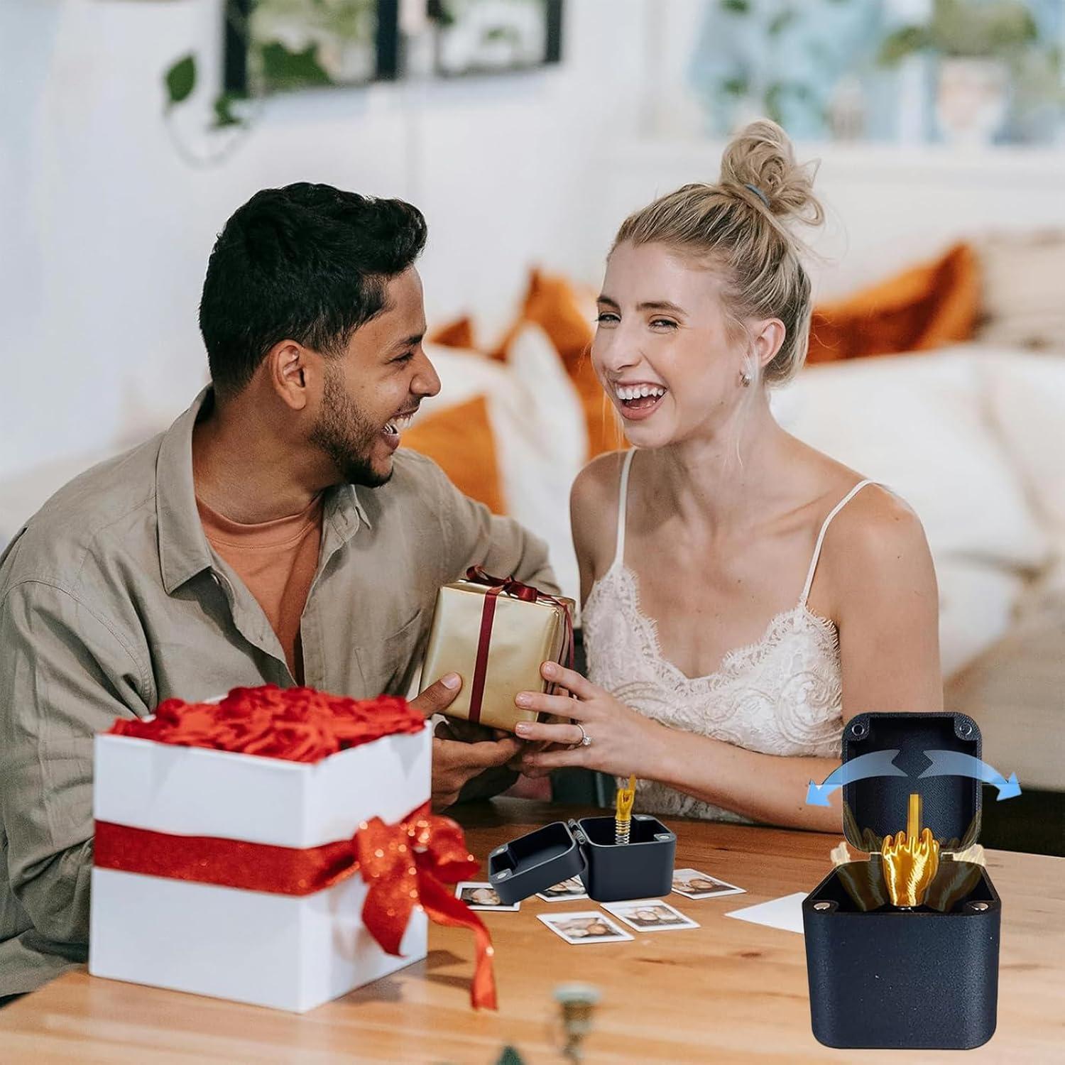 Caja de Regalo Sorpresa Dedo Medio RAESOUL - Broma Divertida