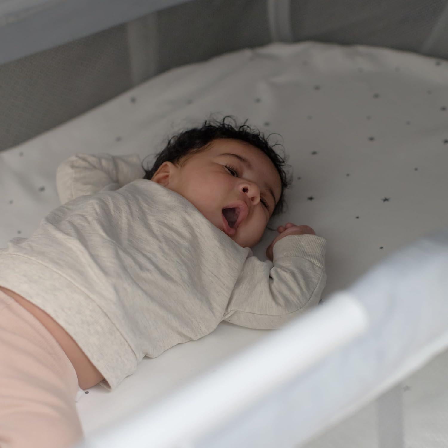 Cuna Portátil 3-en-1 Ingenuity Retiro de Sueños Gris