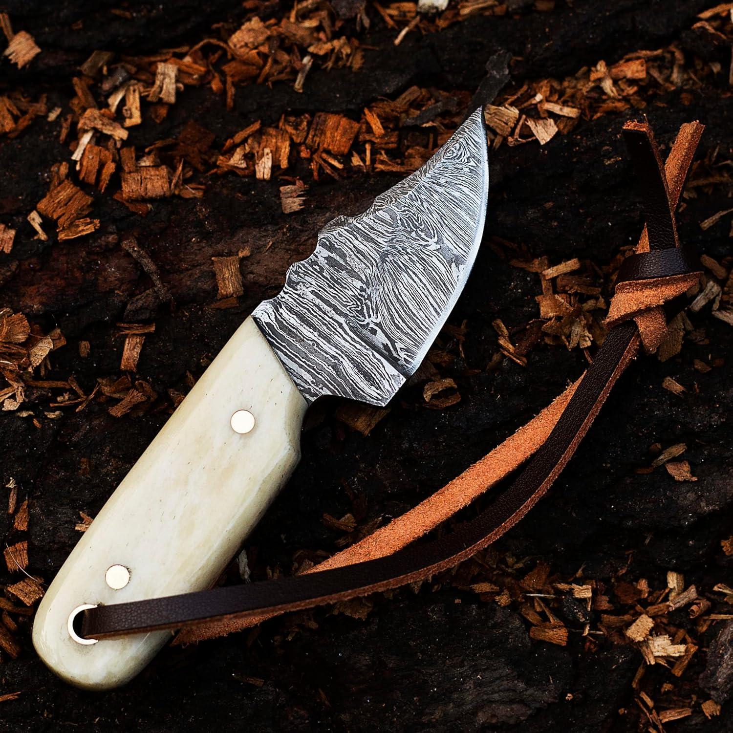 Cuchillo EDC Damasco 11.43 cm con Funda de Cuero Hueso