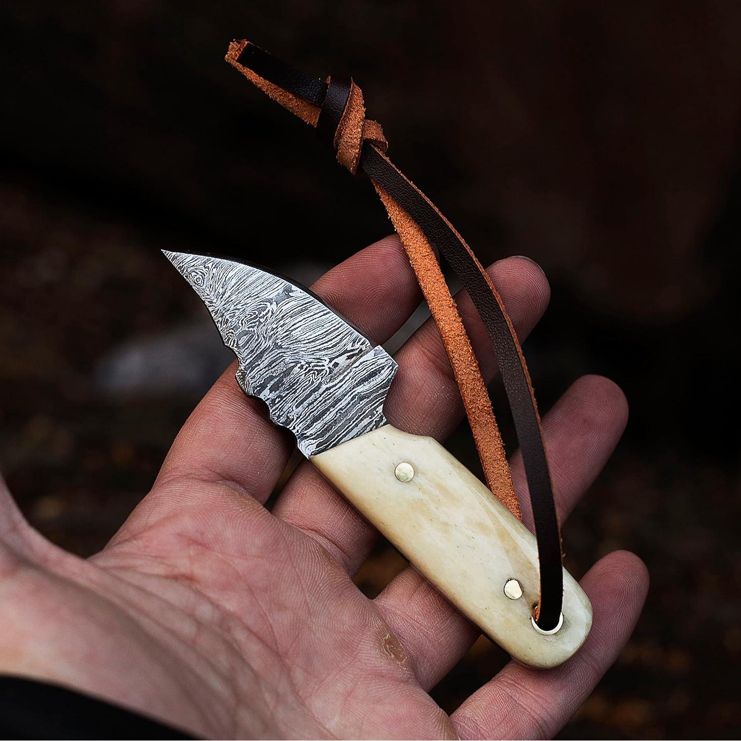 Cuchillo EDC Damasco 11.43 cm con Funda de Cuero Hueso