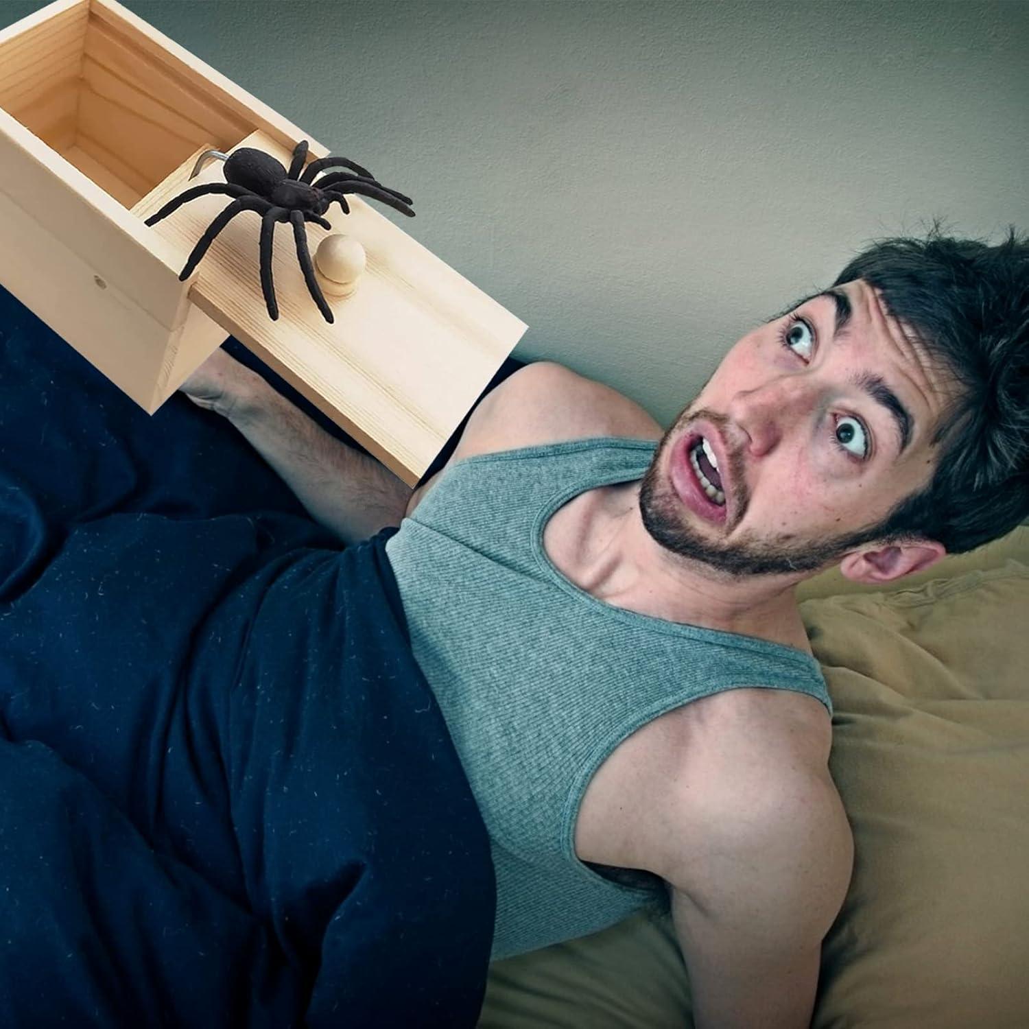 Broma de Araña Falsa FU en Caja Regalo para Halloween