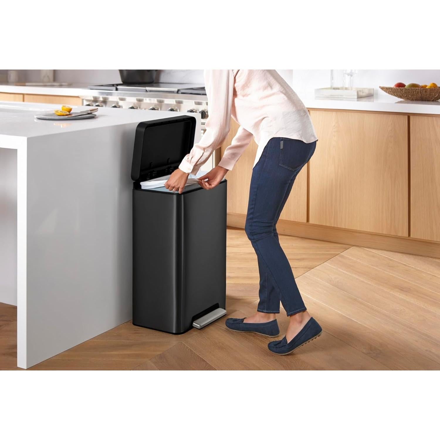 Cubo de Basura KOHLER 13 Galones Acero Inoxidable Negro y Cobre