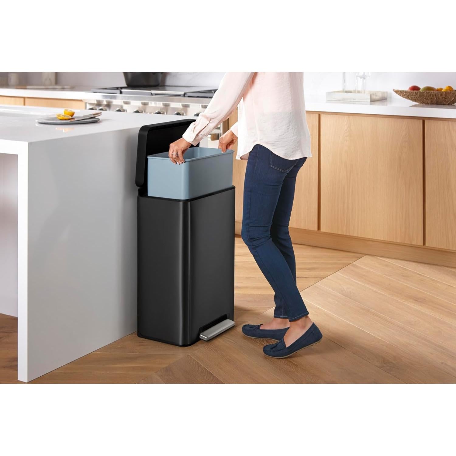 Cubo de Basura KOHLER 13 Galones Acero Inoxidable Negro y Cobre