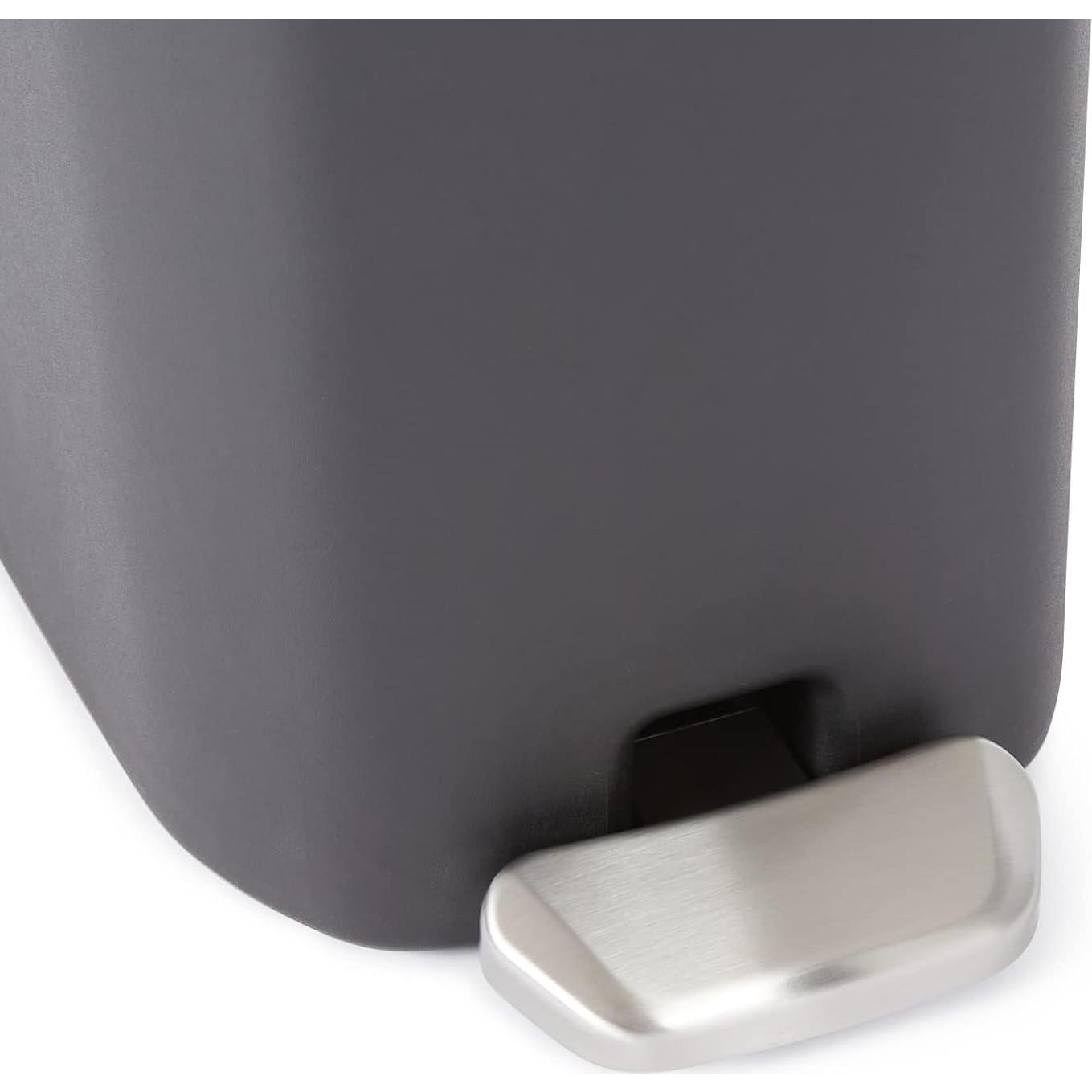 Basurero Compacto Amazon Basics 6L Negro con Pedal y Cierre Silencioso