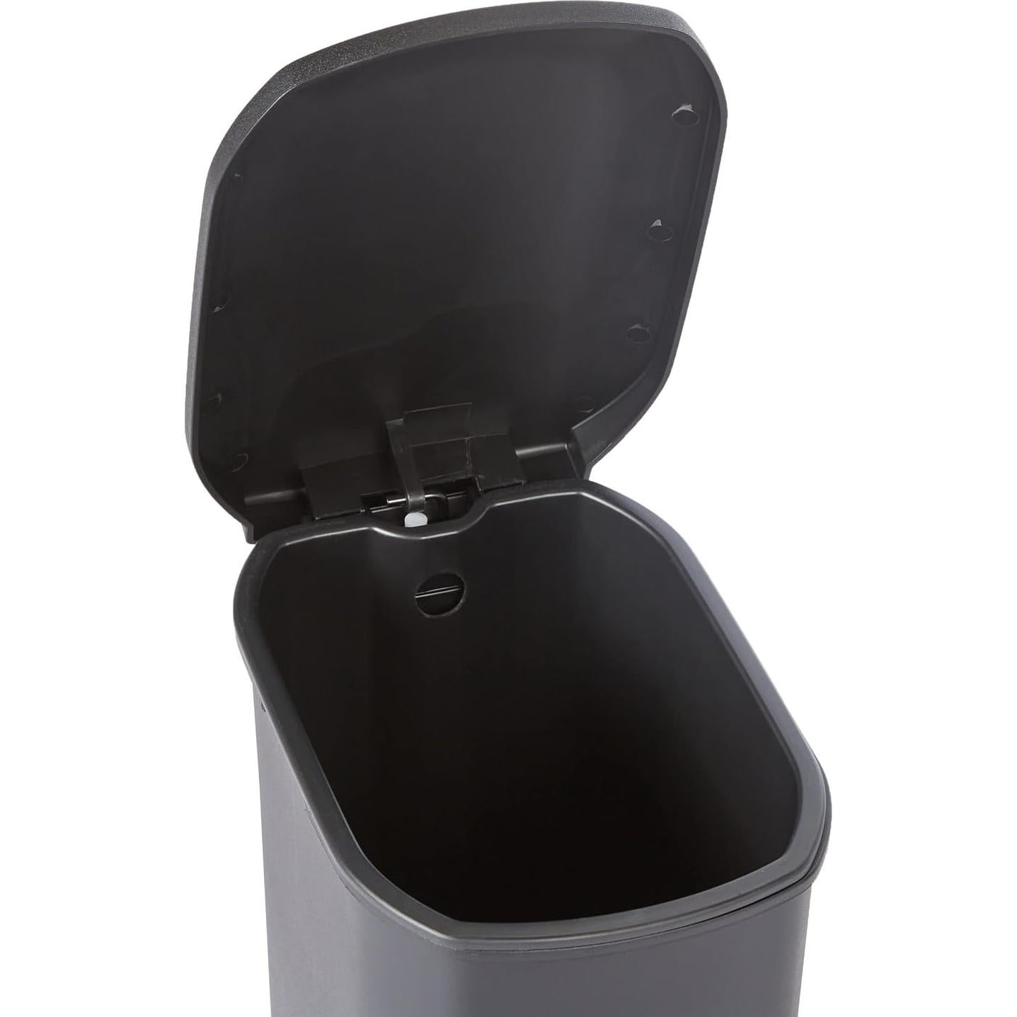 Basurero Compacto Amazon Basics 6L Negro con Pedal y Cierre Silencioso