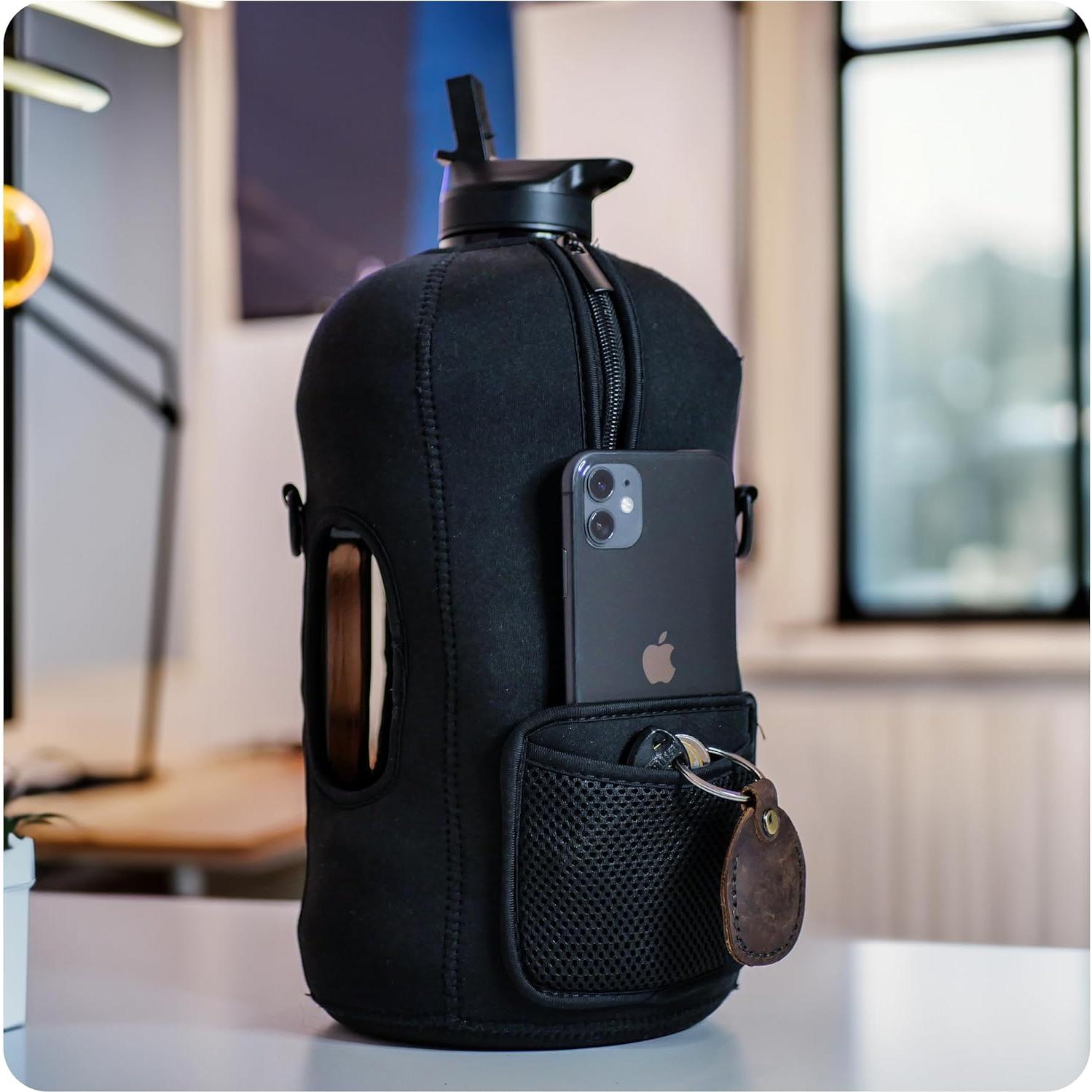 Botella de Agua Hydro Gallon 1 Galón Negra con Manga Aislante