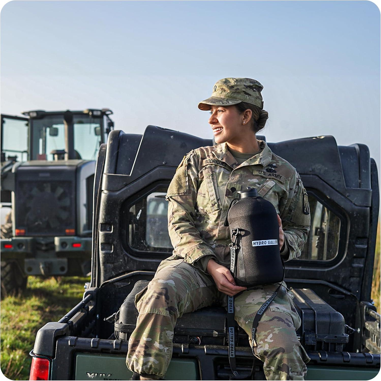 Botella de Agua Hydro Gallon 1 Galón Negra con Manga Aislante