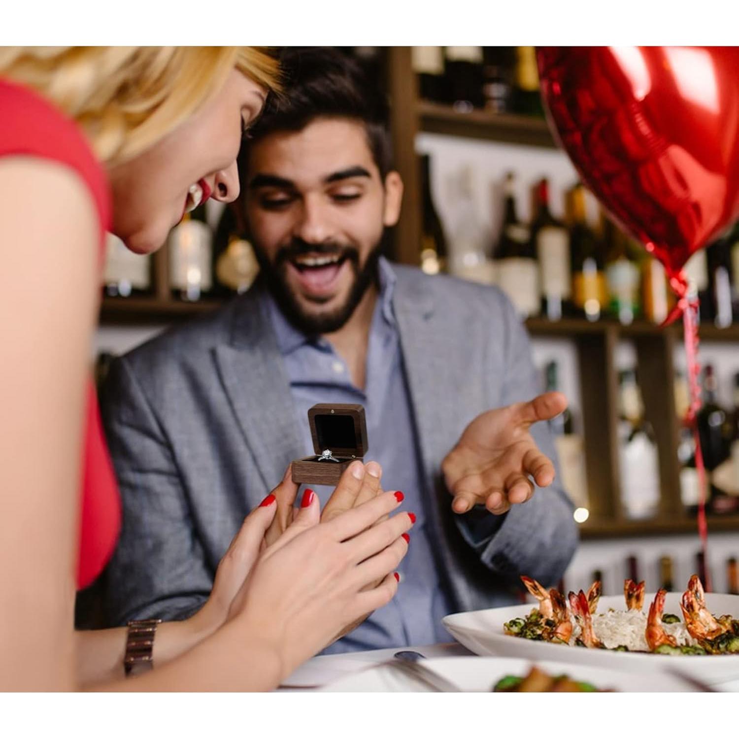 Caja de Anillo Cuadrada WisePoint de Madera y Esponja Roja