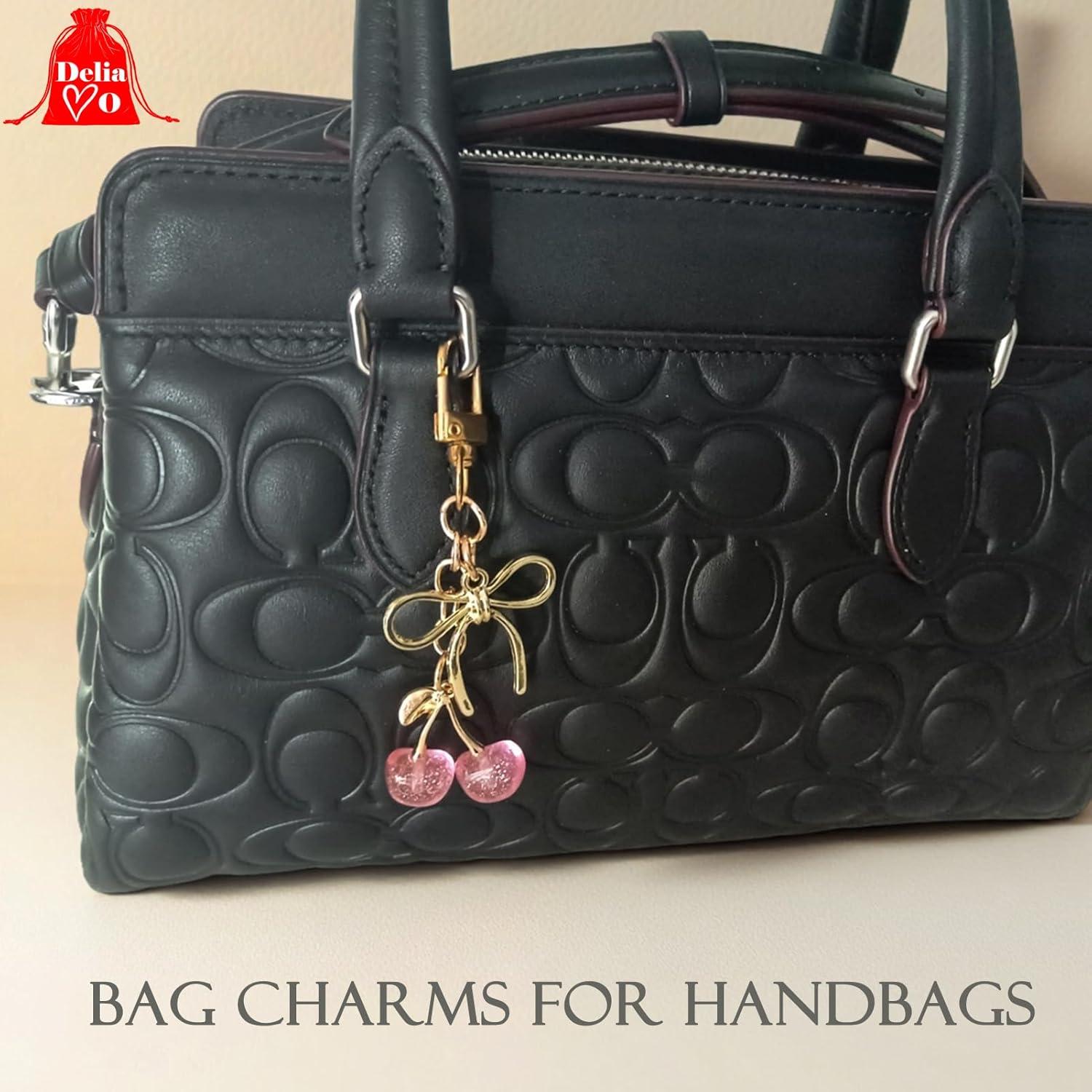 Llavero de Cereza Rosa con Lazo Dorado - Regalo para Mujeres