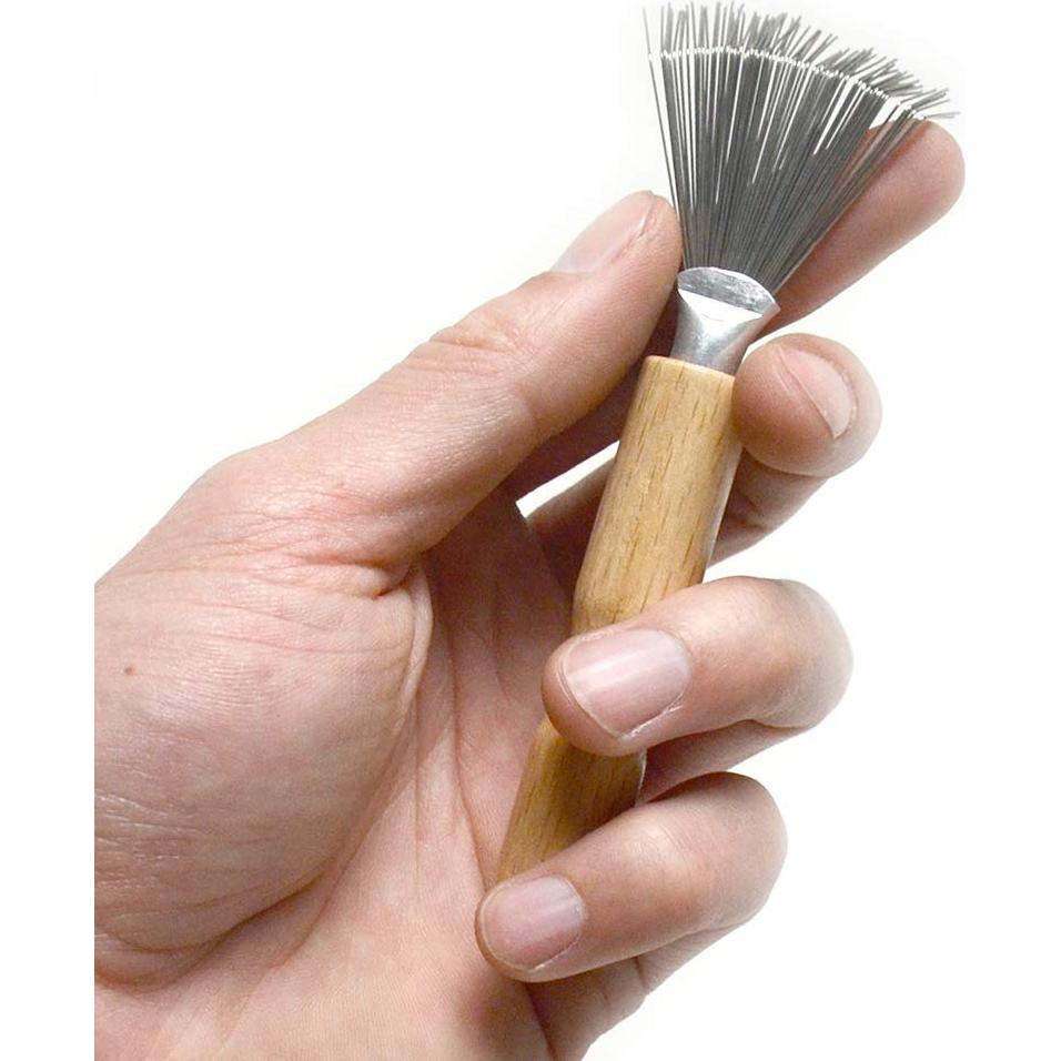 Rastrillo de Alambre Luwigs con Mango de Madera 11.43 cm