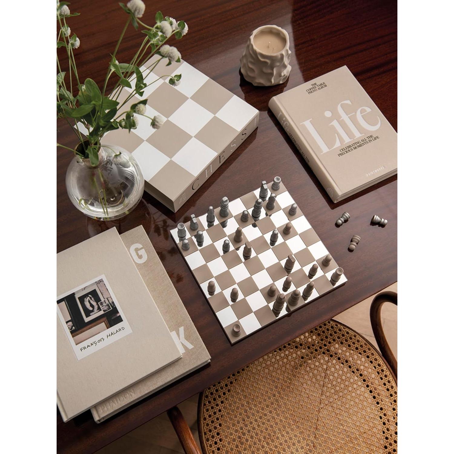 Juego de Ajedrez de Madera Beige y Plata con Tablero Espejado