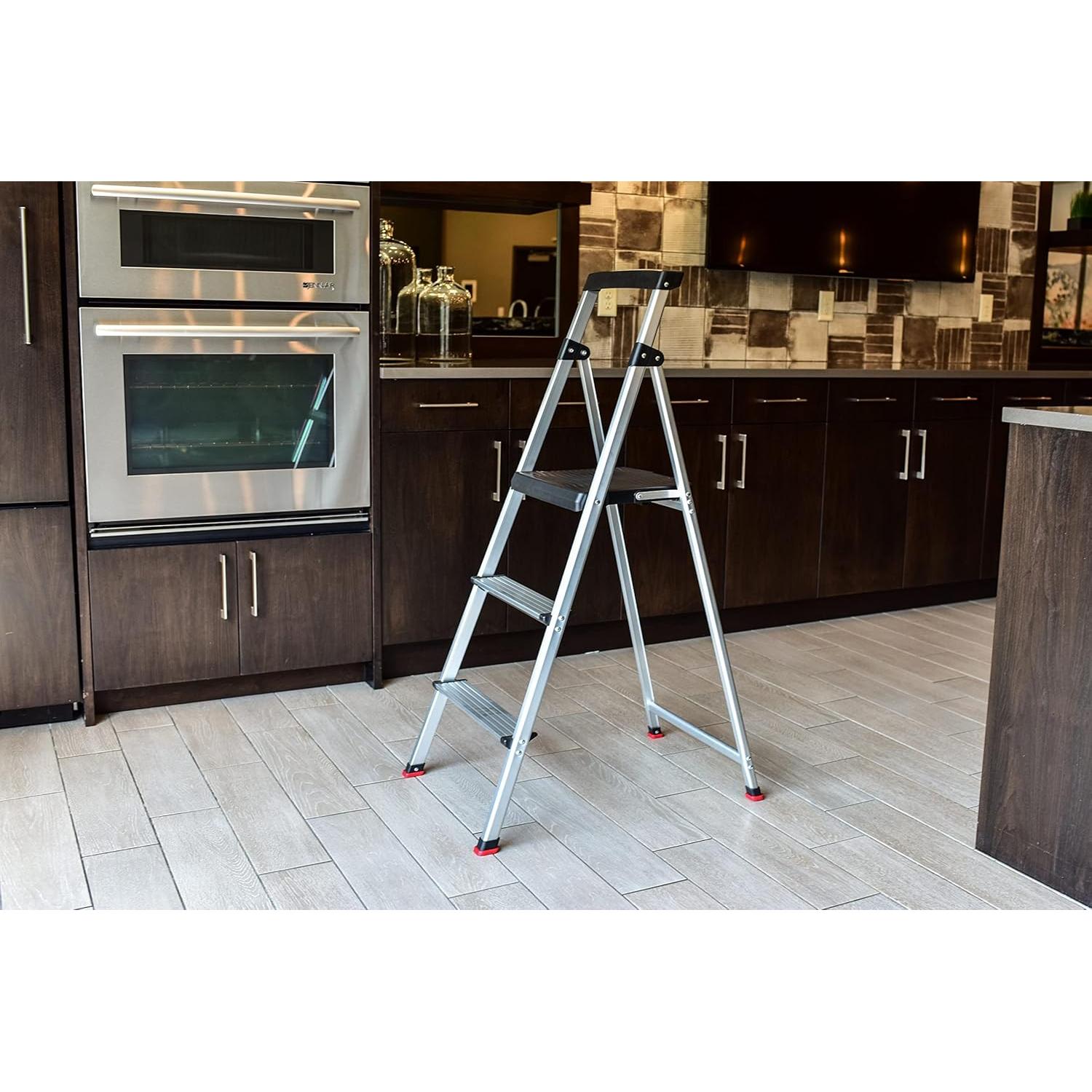 Escalera de 3 peldaños Rubbermaid, aluminio ligero, 102 kg