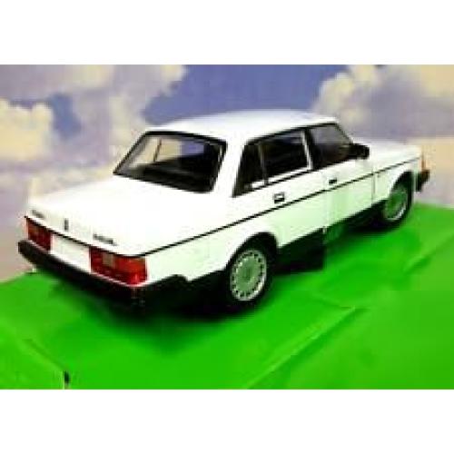 Coche Diecast 240 GL Blanco Welly 1/24 con Detalles