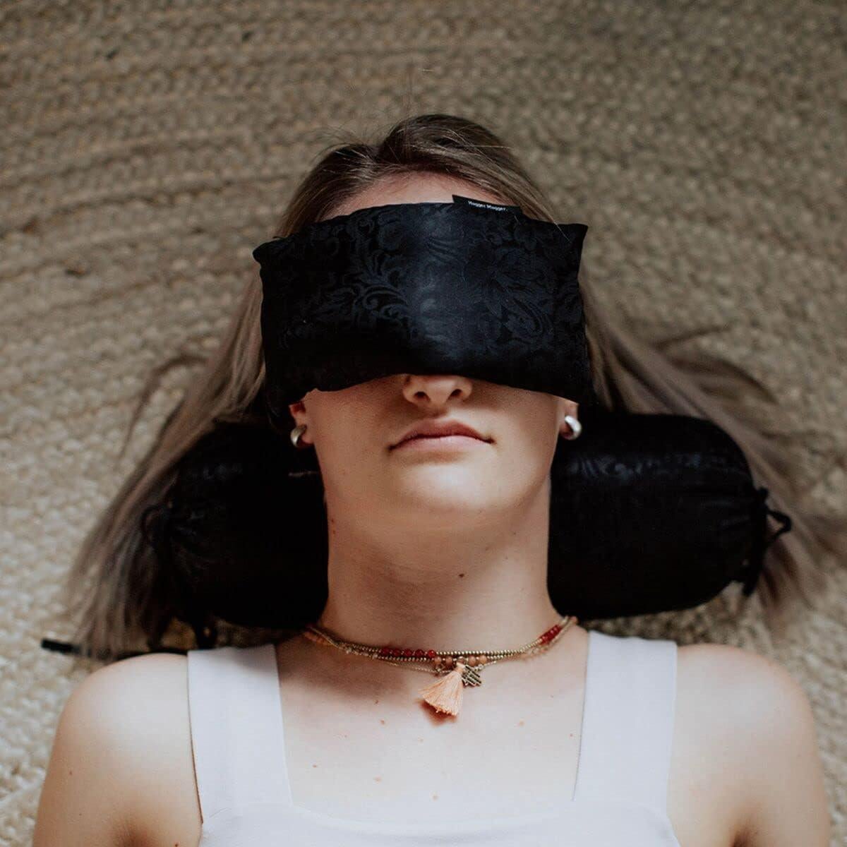 Almohadilla de Ojos de Seda Hugger Mugger con Semillas de Lino