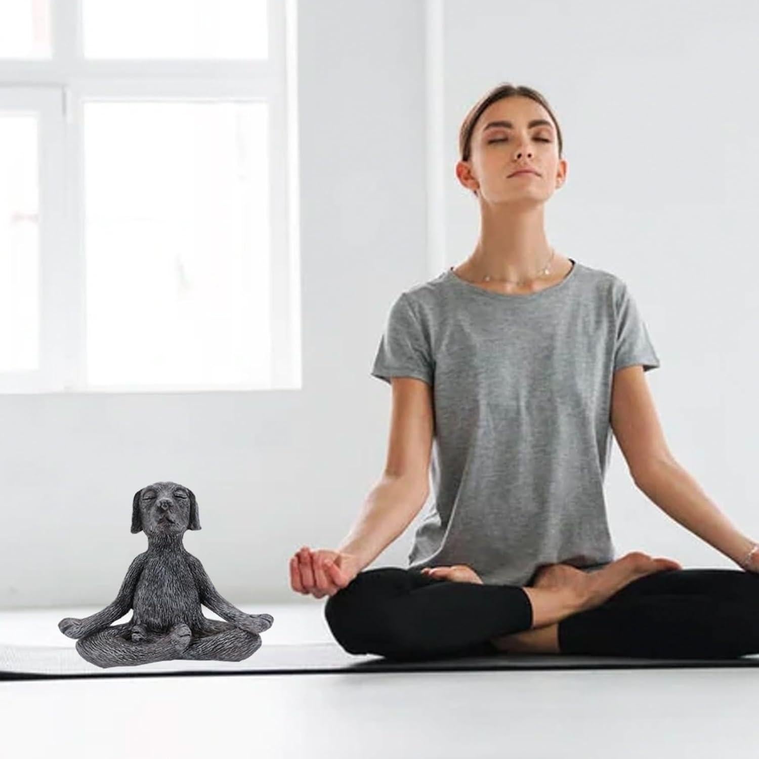 Estatua de Perro de Meditación Zen en Resina Gris 12cm