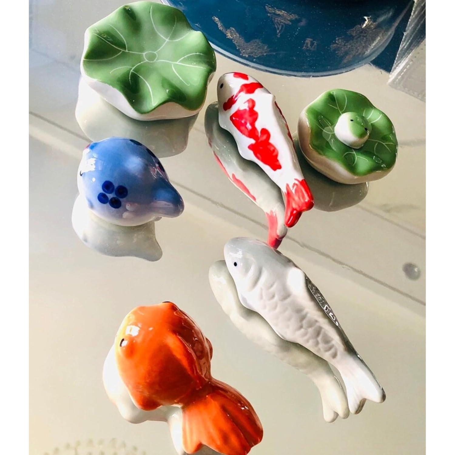 Pez Koi Flotante de Cerámica JINYEAH - 2 Piezas 10x4 cm