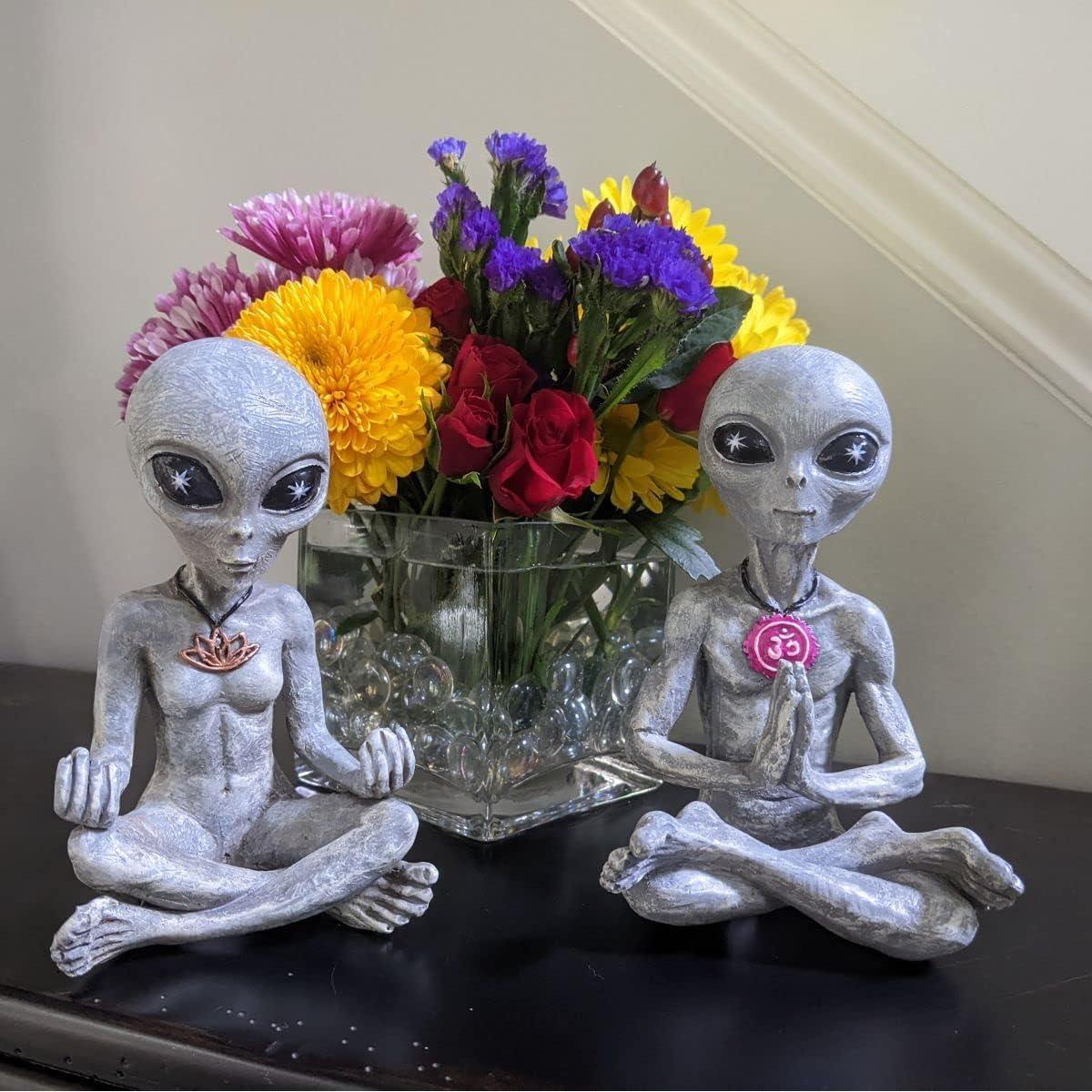 Estatuas Alienígenas Meditando John Bernard - Set de 2 Gris