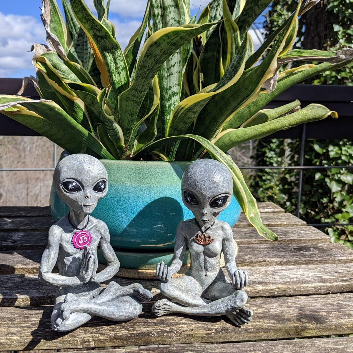 Estatuas Alienígenas Meditando John Bernard - Set de 2 Gris