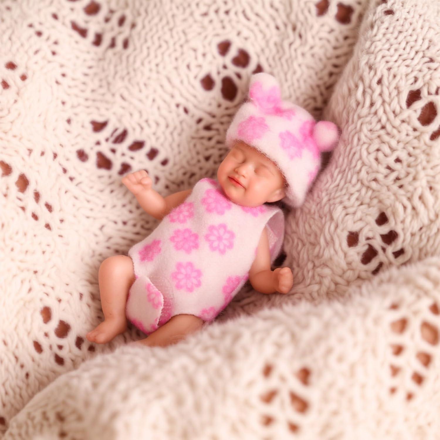 Muñeca de Silicona Mini JUSS 7.62 cm con Accesorios