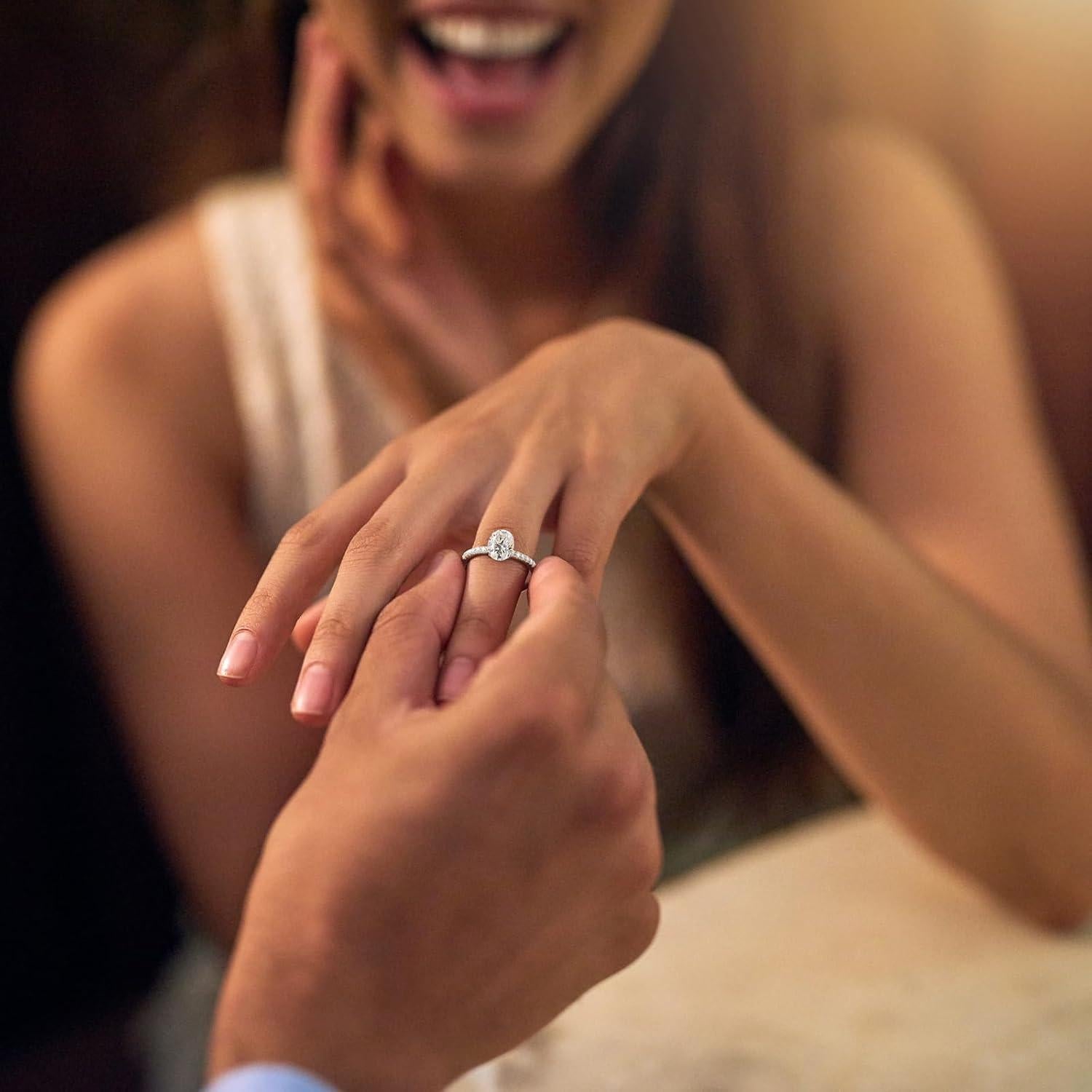 Anillo de Compromiso Moissanita Ovalado 2 Quilates Oro 18K