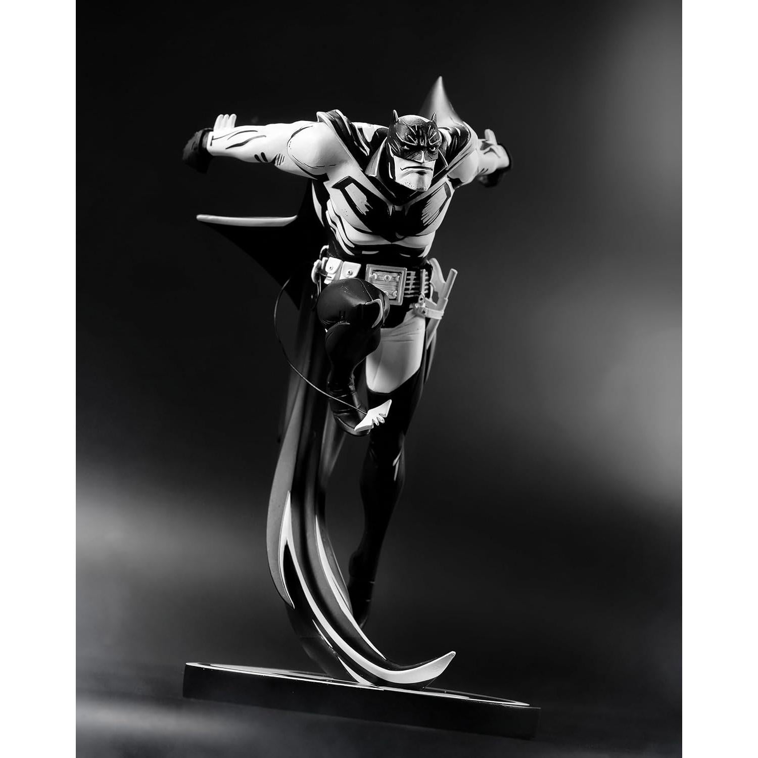 Estatua Batman Caballero Blanco McFarlane 22.86 cm Edición Boceto