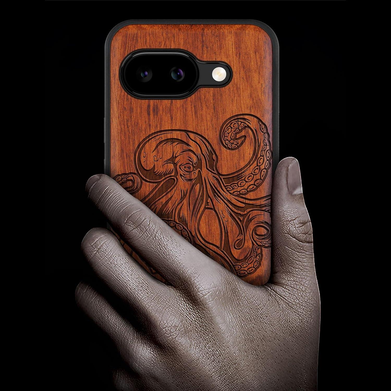 Funda de Madera Carveit para Google Pixel 9a - Pulpo Rosado