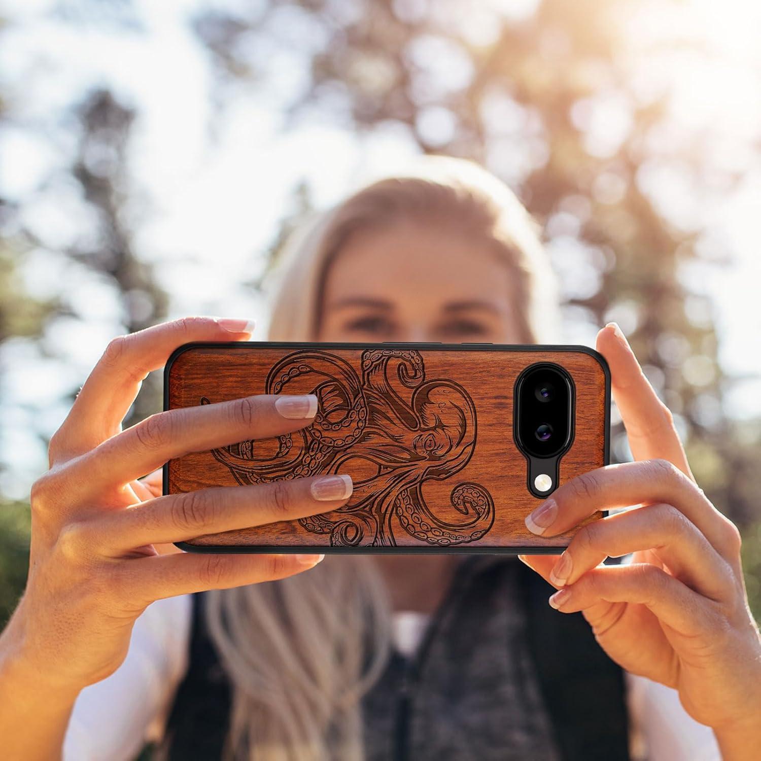 Funda de Madera Carveit para Google Pixel 9a - Pulpo Rosado