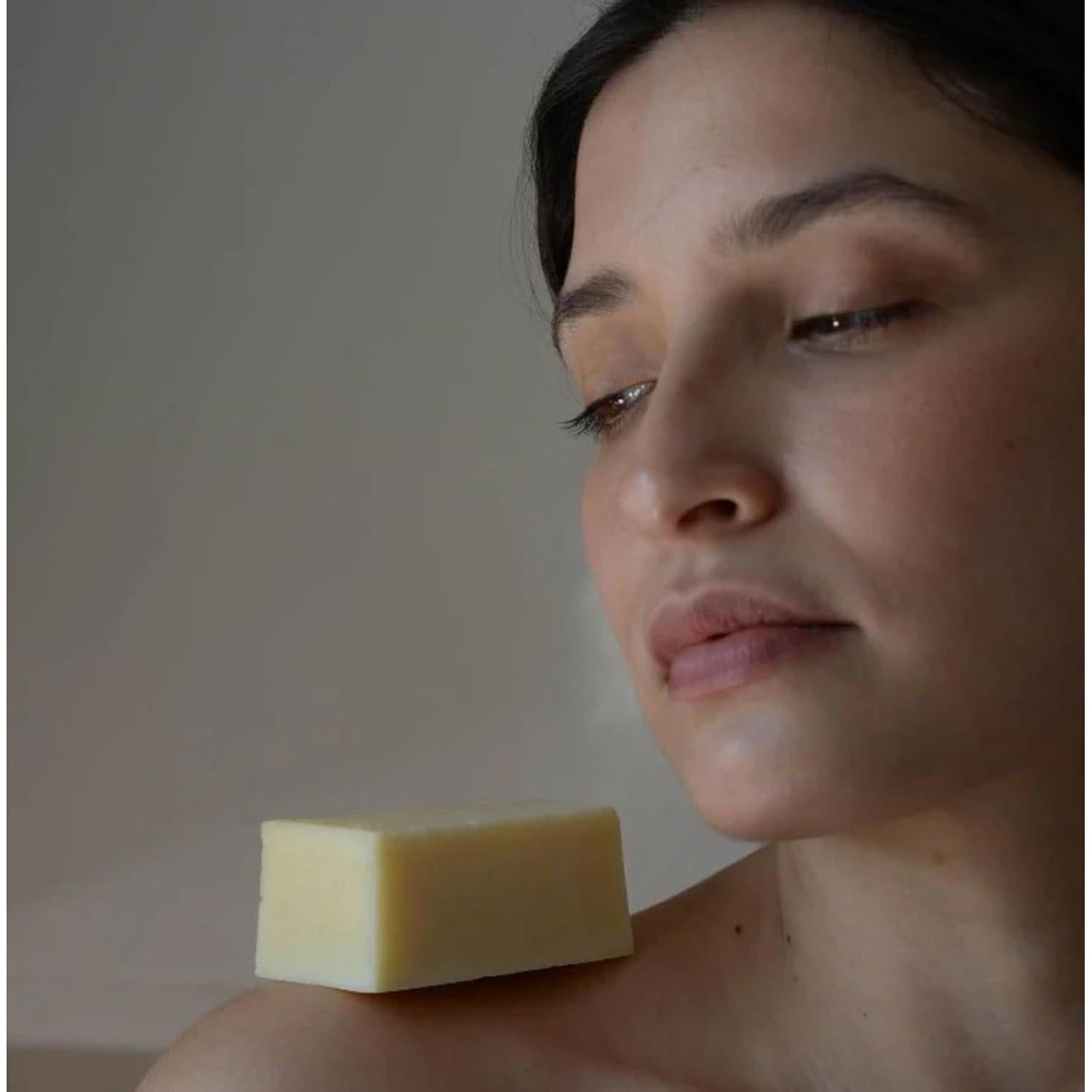 Jabón Natural Hidratante Solaz 139g para Cara y Cuerpo