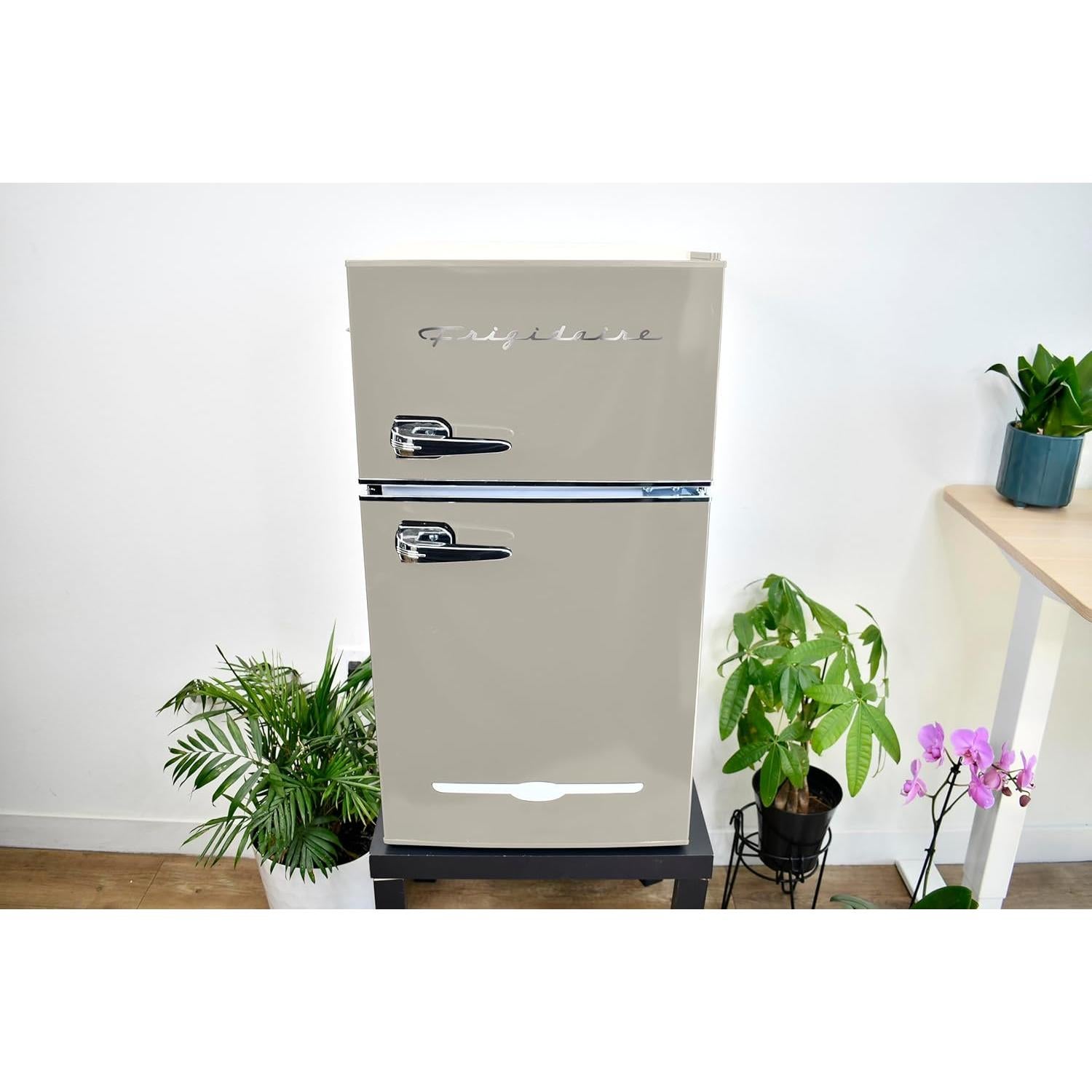 Frigidaire EFR840 Mini Nevera Retro 3.2 Pies Cúbicos Crema