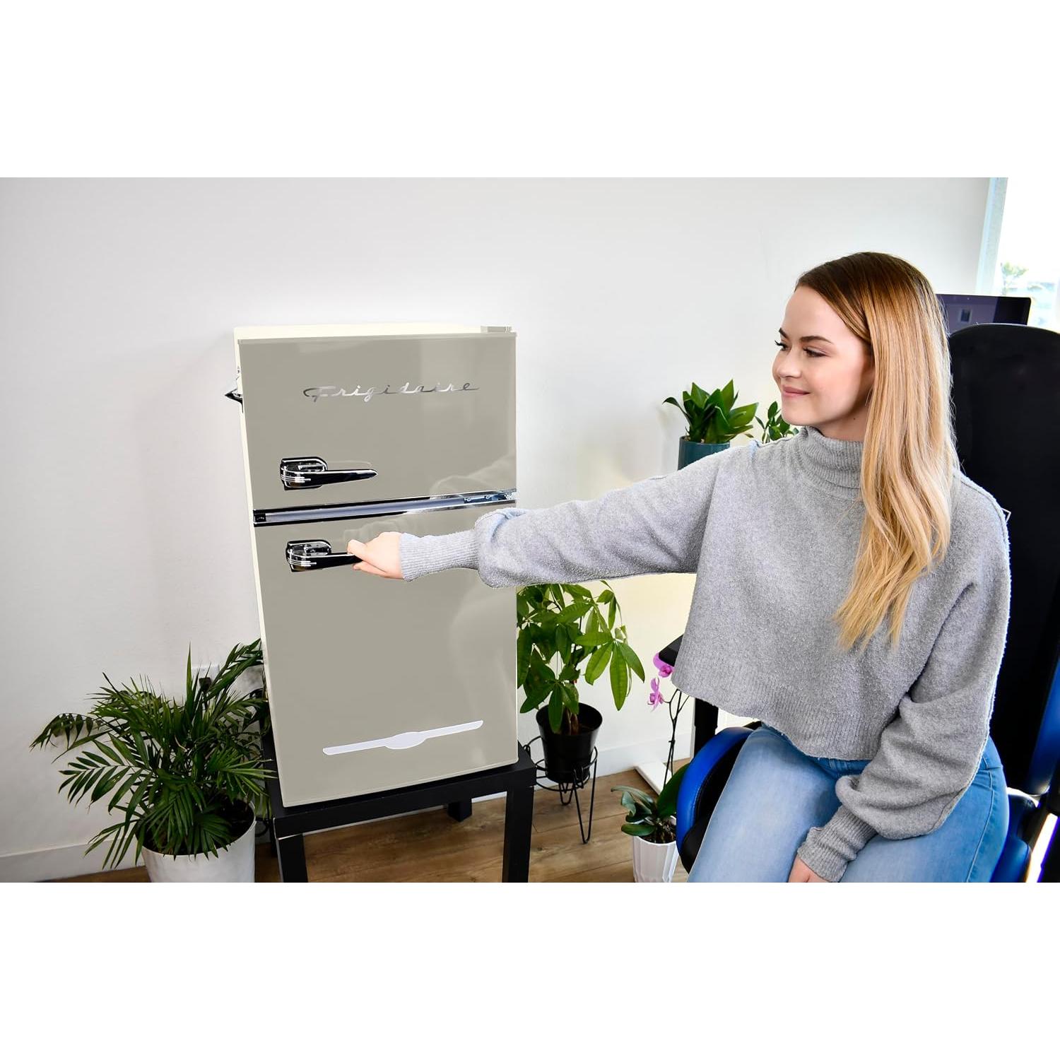 Frigidaire EFR840 Mini Nevera Retro 3.2 Pies Cúbicos Crema