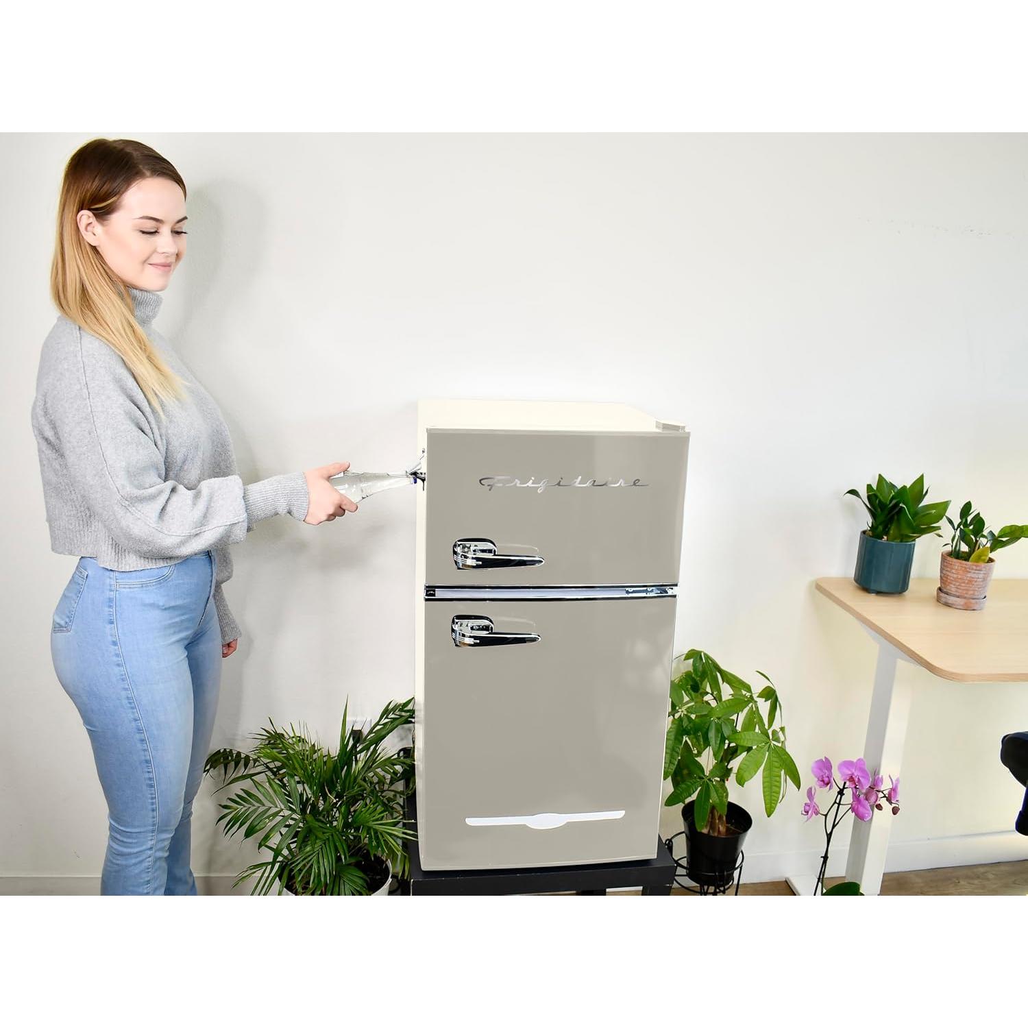 Frigidaire EFR840 Mini Nevera Retro 3.2 Pies Cúbicos Crema