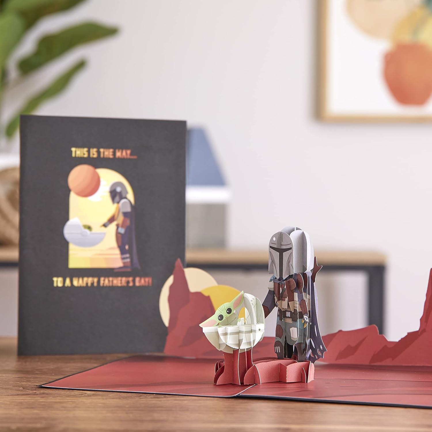 Tarjeta de saludo 3D Lovepop El Mandaloriano Día del Padre 12.7x17.8cm