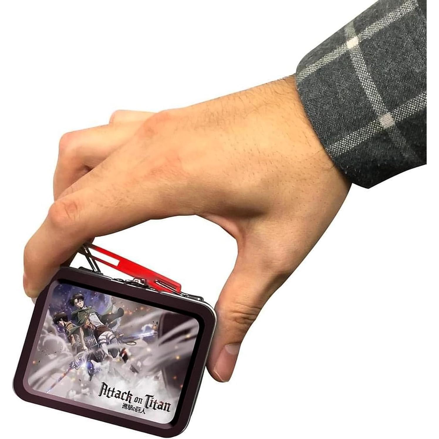 Caja de Almuerzo Teeny Tin Attack on Titan - Diseño Aleatorio