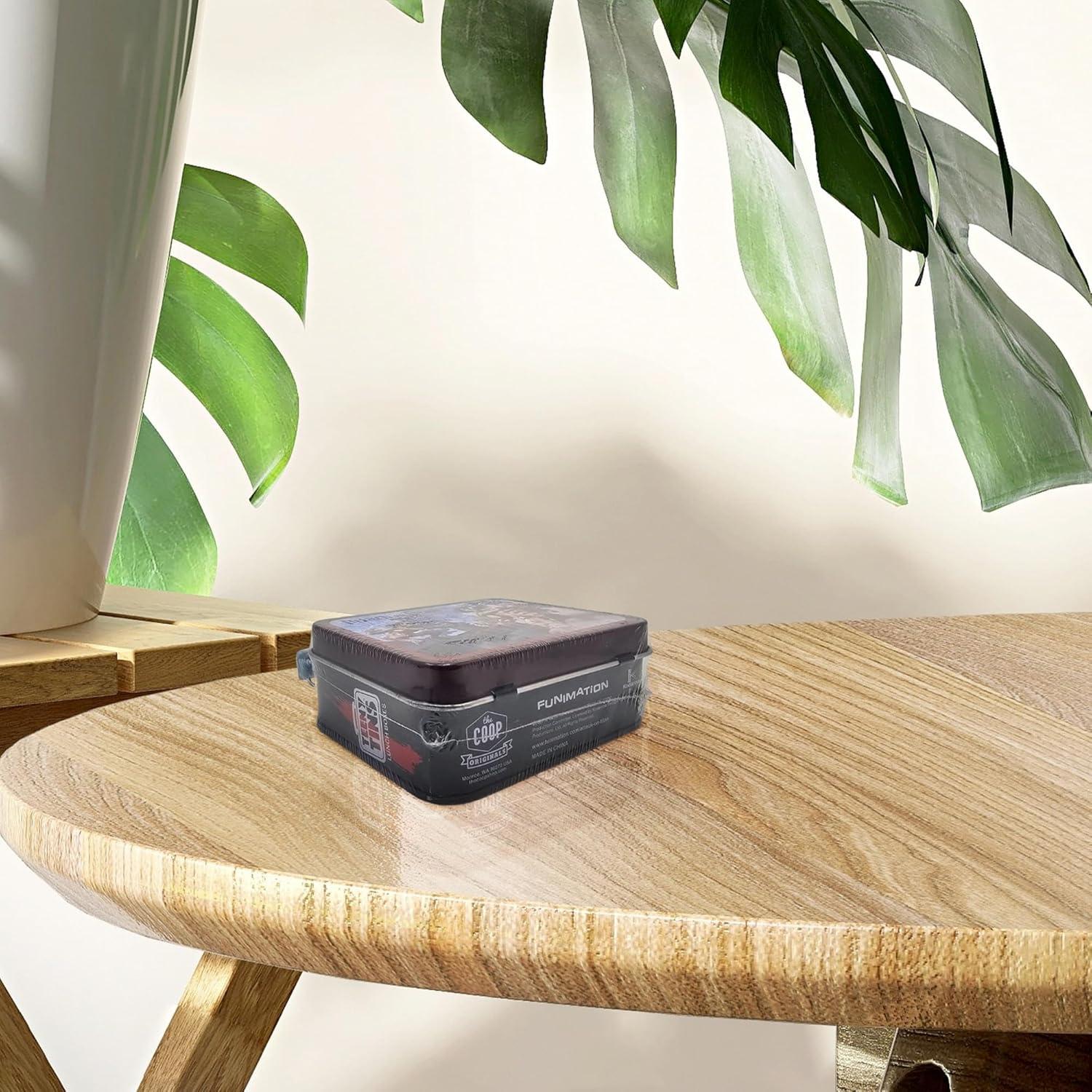 Caja de Almuerzo Teeny Tin Attack on Titan - Diseño Aleatorio