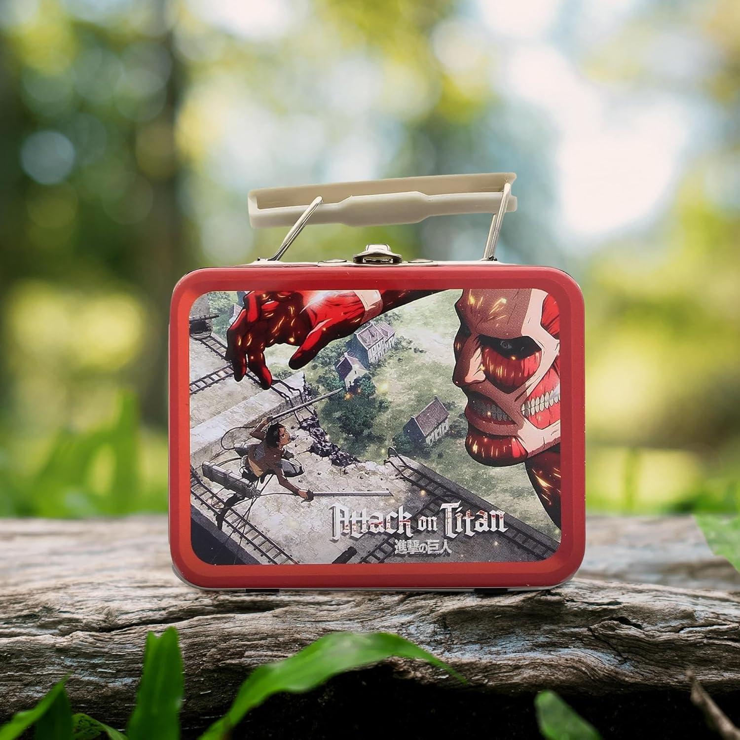 Caja de Almuerzo Teeny Tin Attack on Titan - Diseño Aleatorio
