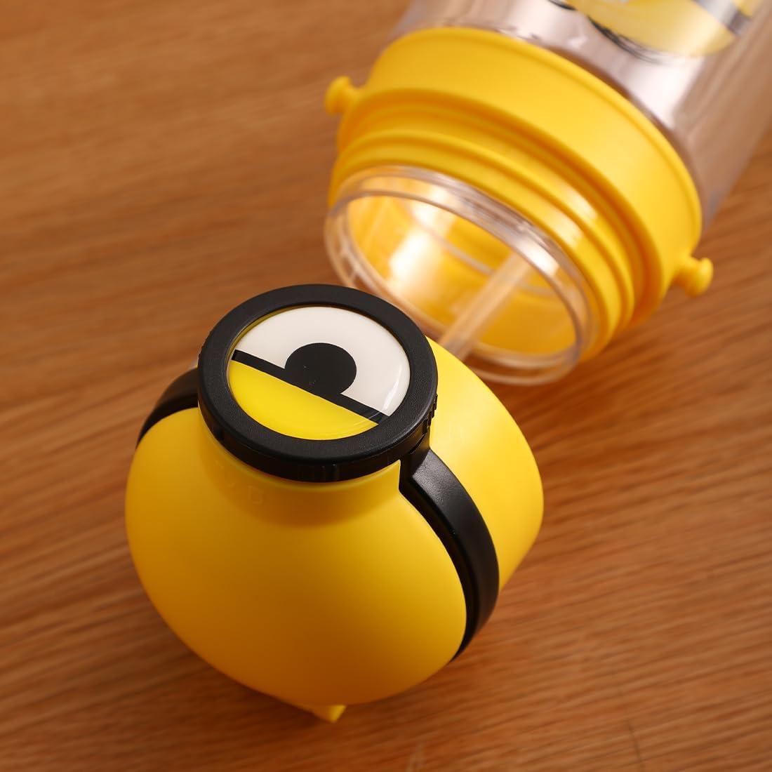 Botella de Agua Aislada MINISO Minions 600 mL con Pajilla