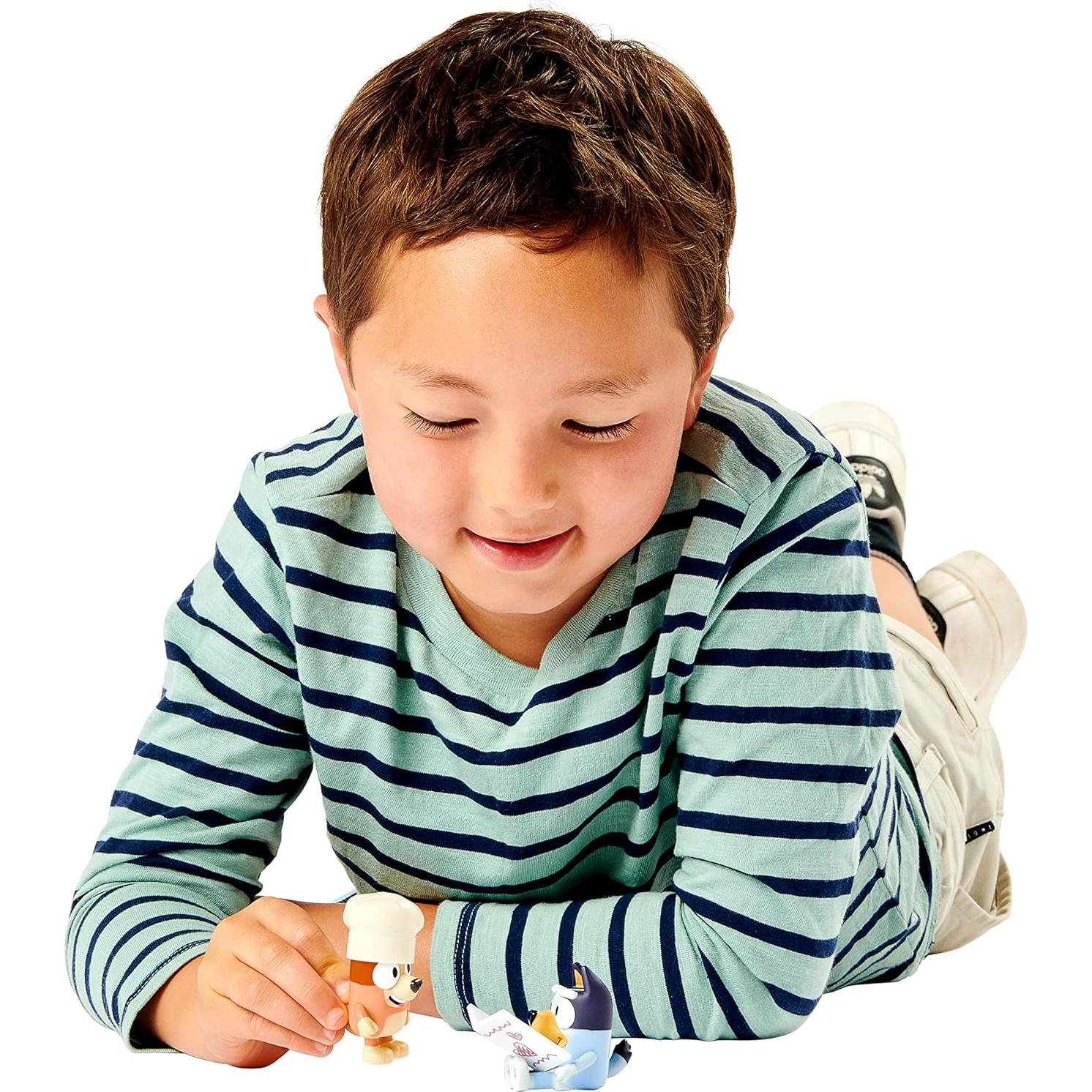 Juego de Figuras Articuladas Bluey y Bingo en Restaurante Elegante