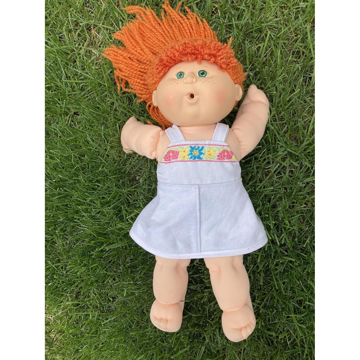 Vestido de mezclilla azul con ribete floral rosa para muñecas 40.6 cm